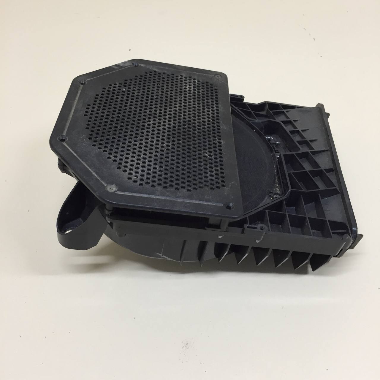 Сабвуфер BMW 1-series E87/E81 2004-2011 Сабвуфер BMW 1-series E87/E81 2004-2011