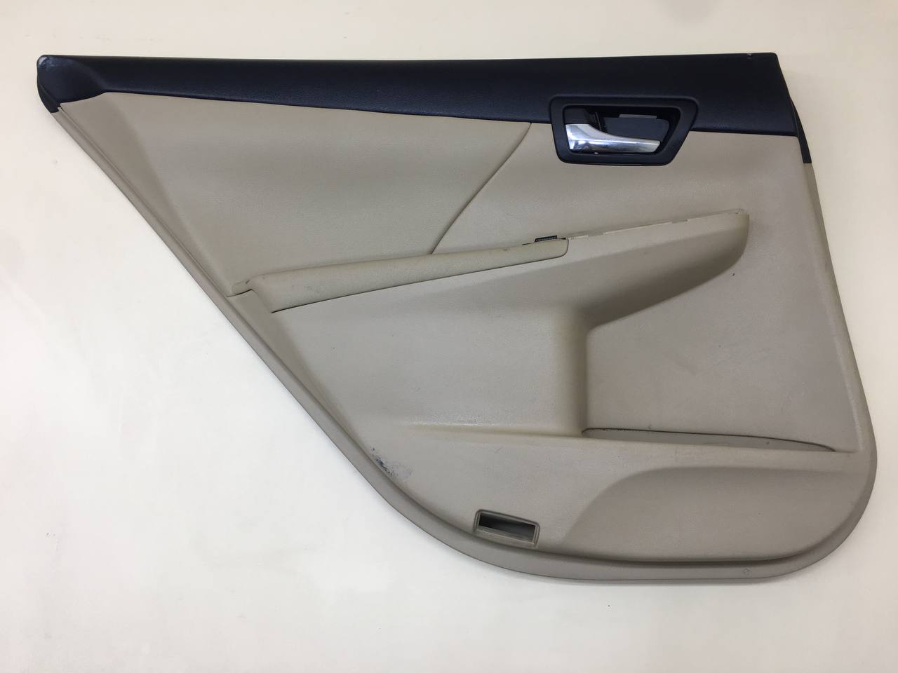Обшивка двери задней левой Toyota Camry (V50) 2011-2017