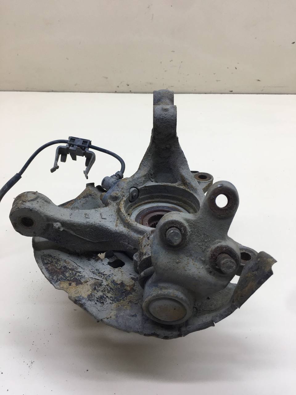 Кулак поворотный передний левый Toyota Camry (V30) 2001-2006