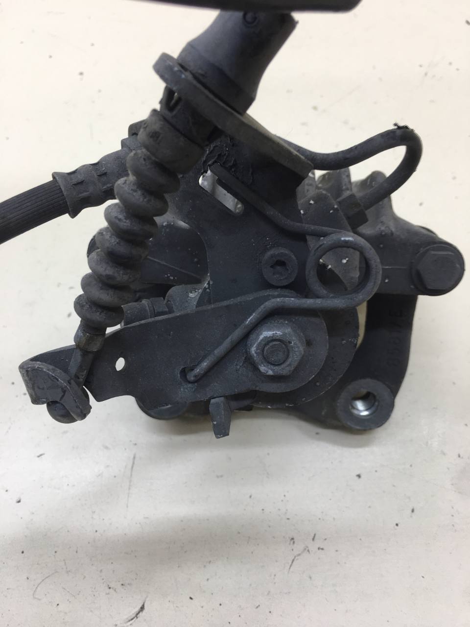 Суппорт задний левый Volkswagen Jetta (A6) 2010-2019