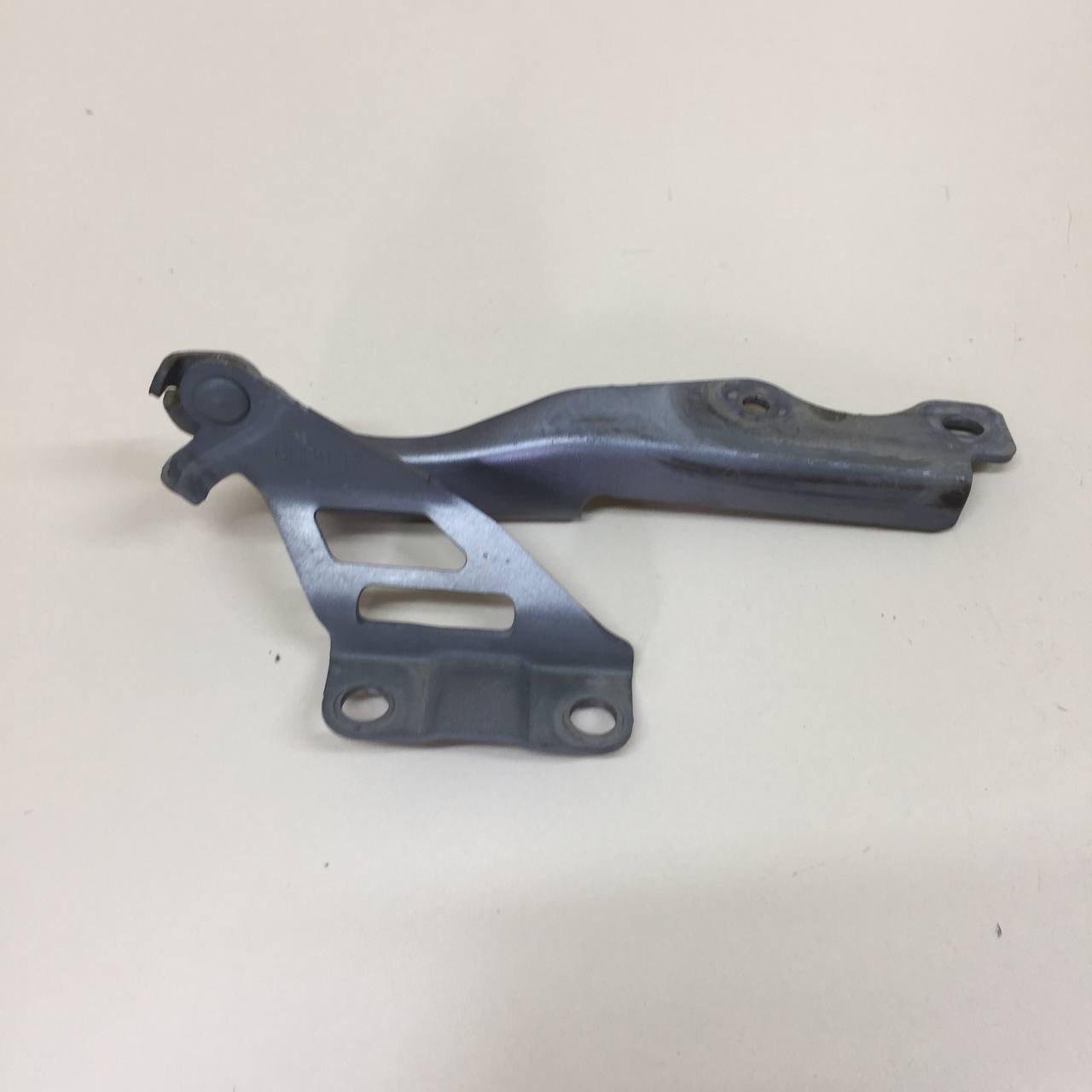 Петля капота правая Mazda Mazda 3 (BM) 2013-2016 Петля капота правая Mazda Mazda 3 (BM) 2013-2016