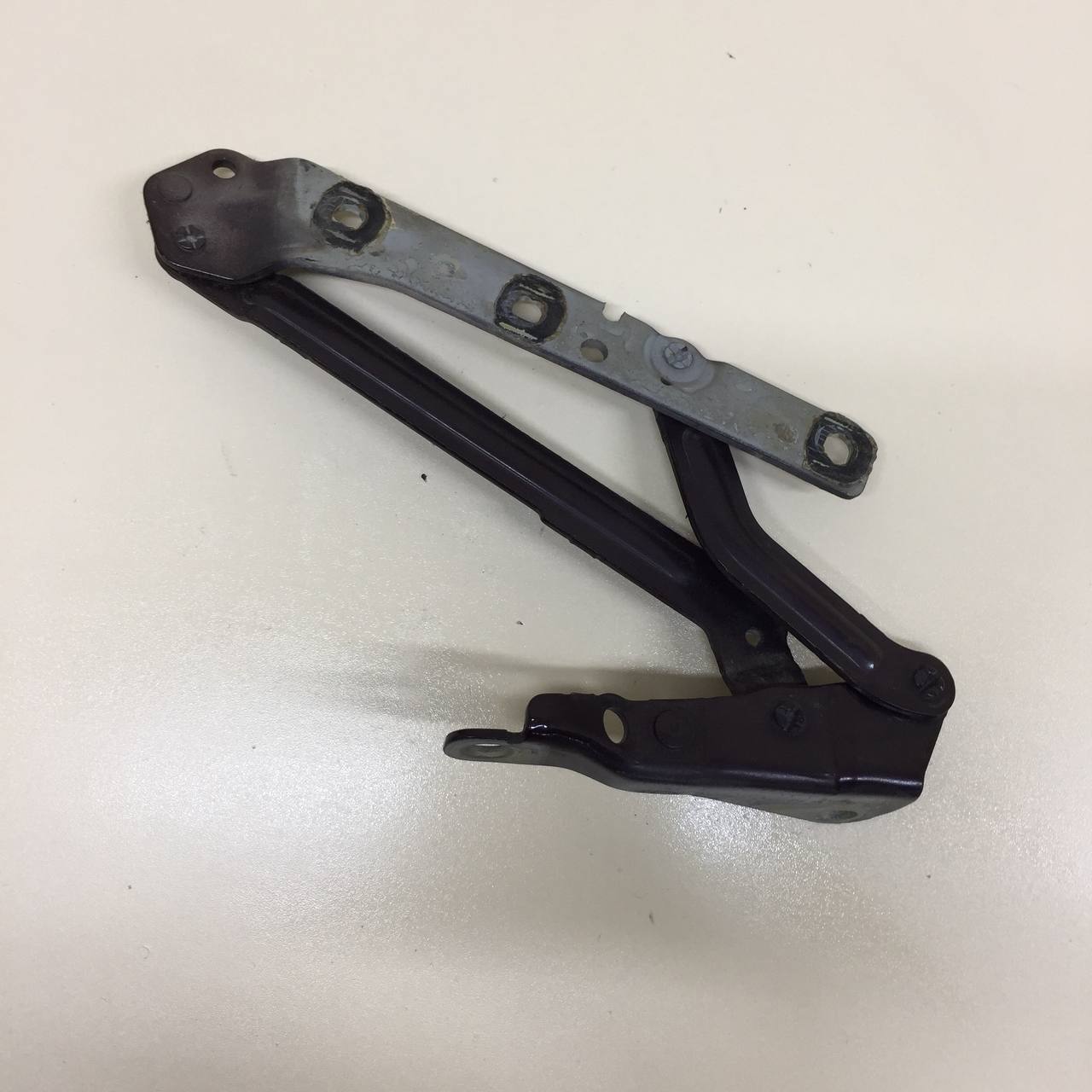 Петля крышки багажника Ford Focus 2 (DB) 2008-2011 Петля крышки багажника Ford Focus 2 (DB) 2008-2011