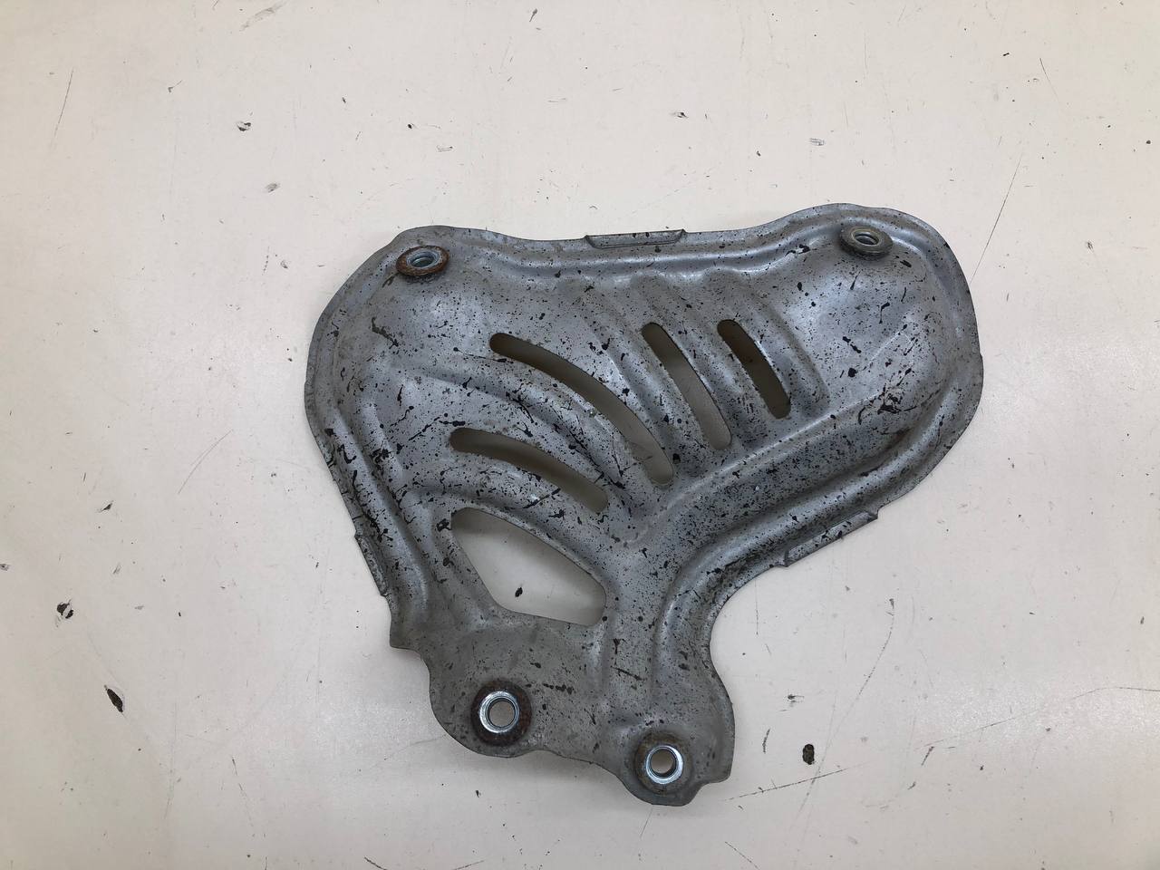 Экран тепловой Toyota Corolla E180 2013-2019 Экран тепловой Toyota Corolla E180 2013-2019