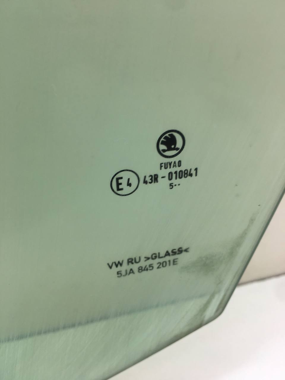 Стекло двери передней левой Skoda Rapid 2012-2020