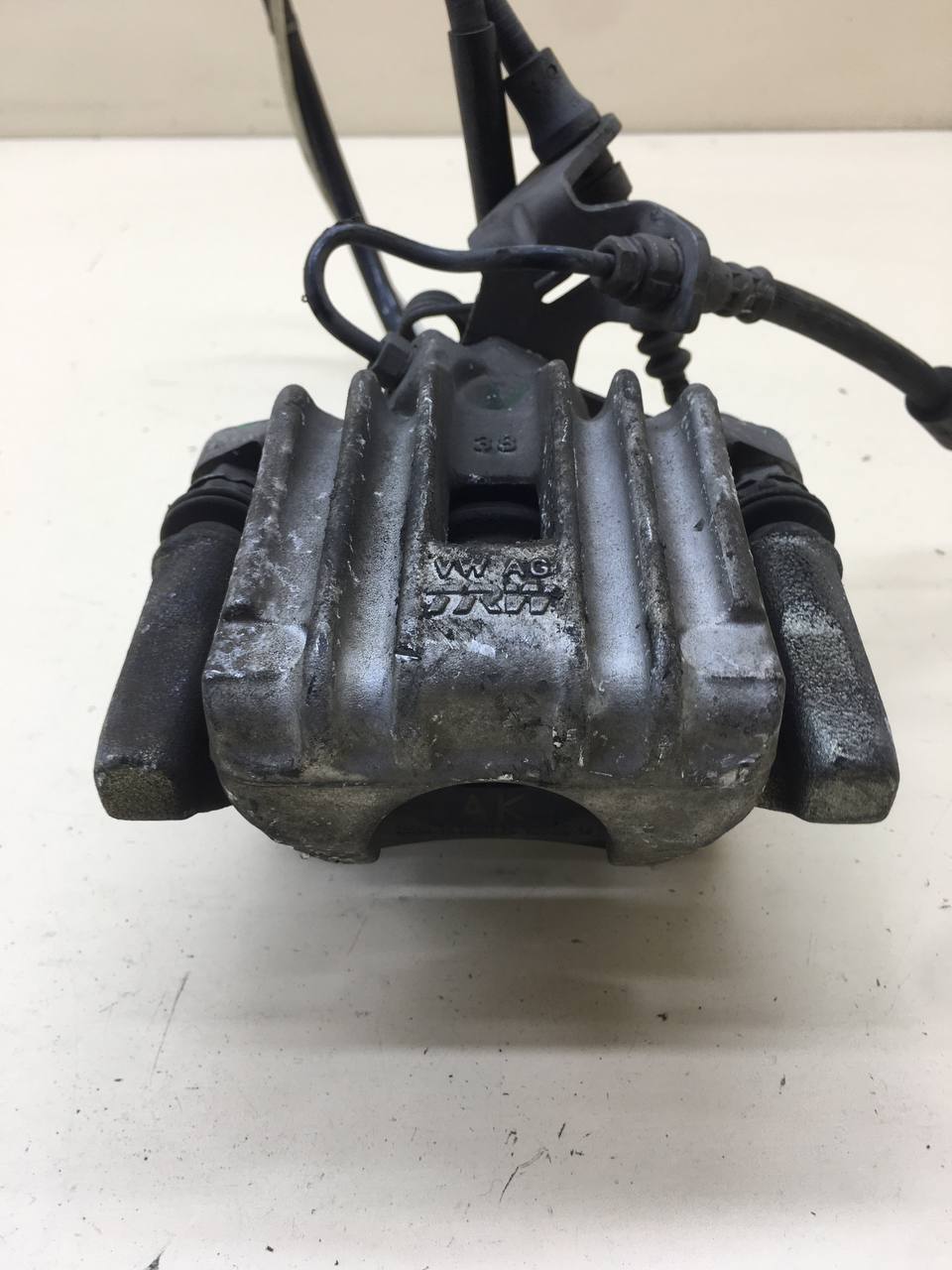 Суппорт задний левый Volkswagen Jetta (A6) 2010-2019