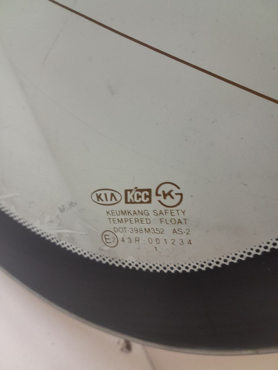Стекло заднее Kia Sephia 2001-2004