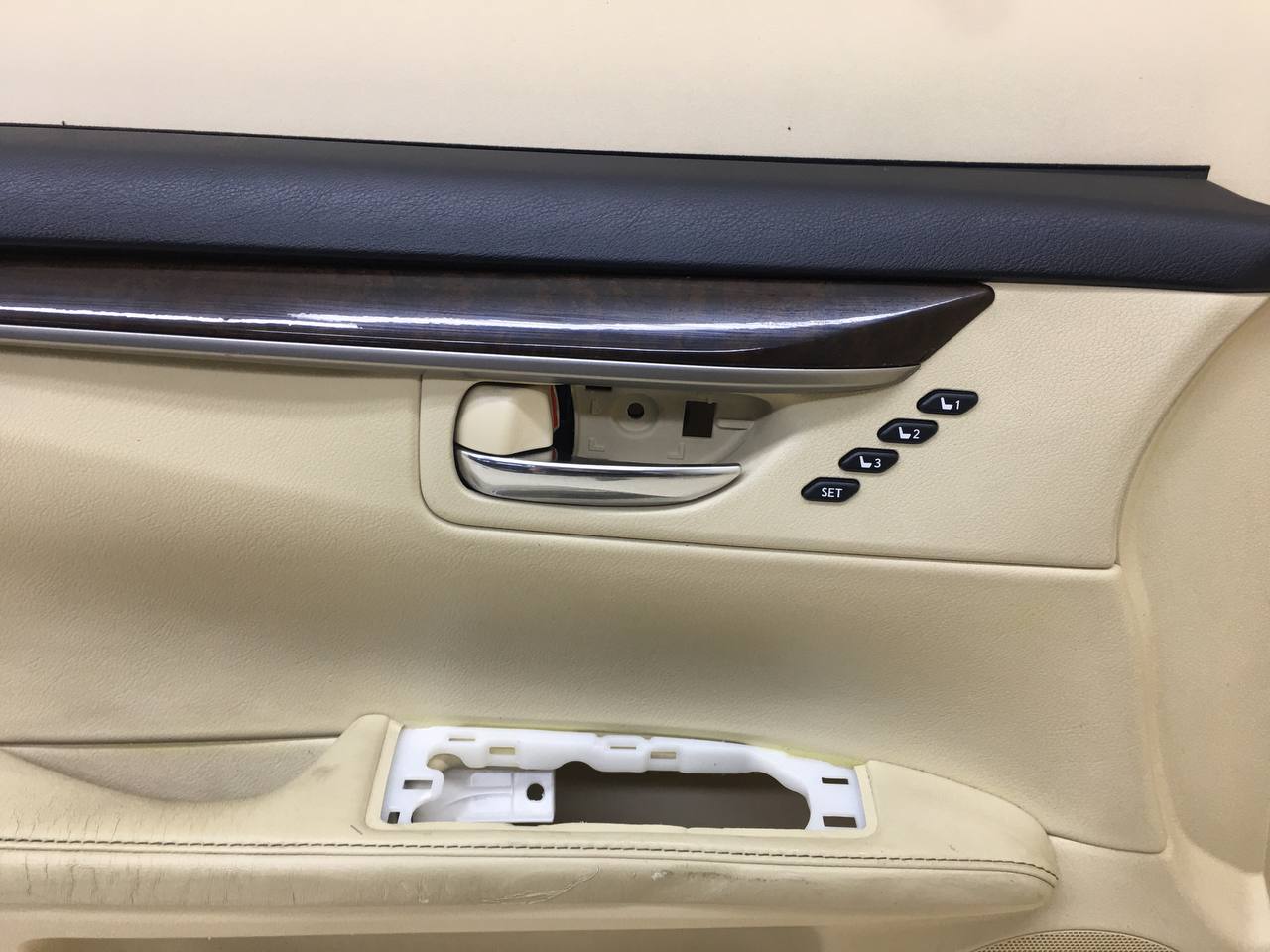 Обшивка двери передней левой Lexus ES (SV60) 2012>