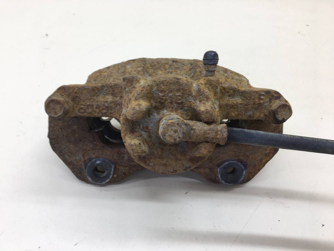 Суппорт передний правый Mitsubishi Lancer 9 (CS/Classic) 2000-2011 Суппорт передний правый Mitsubishi Lancer 9 (CS/Classic) 2000-2011