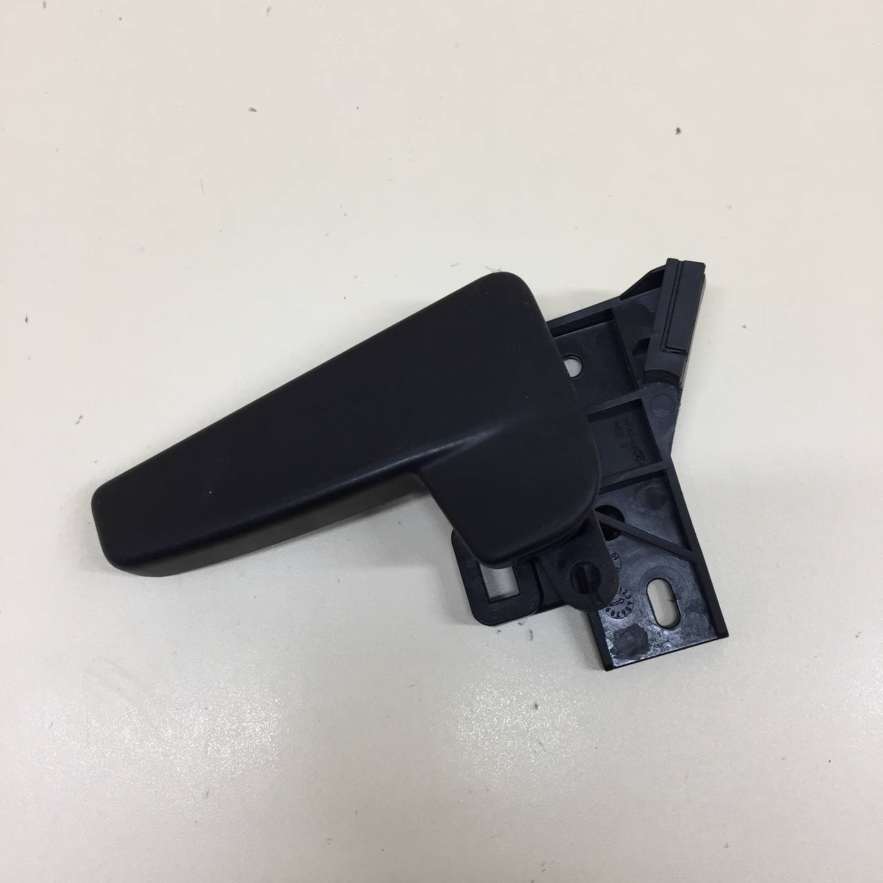 Ручка открывания капота Volkswagen Polo (MK5) 2011-2020 Ручка открывания капота Volkswagen Polo (MK5) 2011-2020