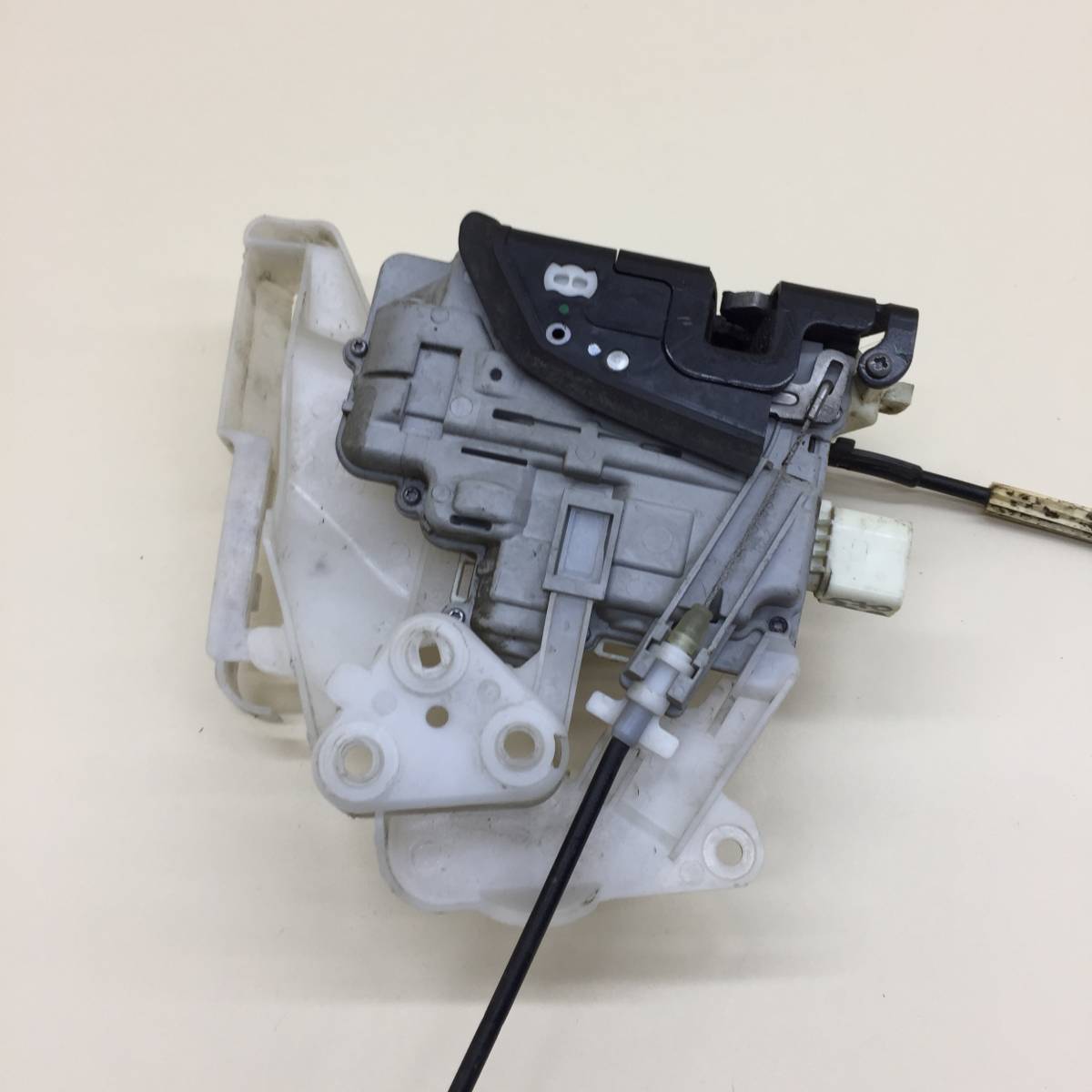 Замок двери передней правой Volkswagen Passat B7 2011-2015