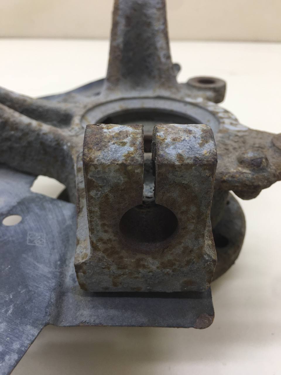 Кулак поворотный передний левый Renault Logan (2) 2014>