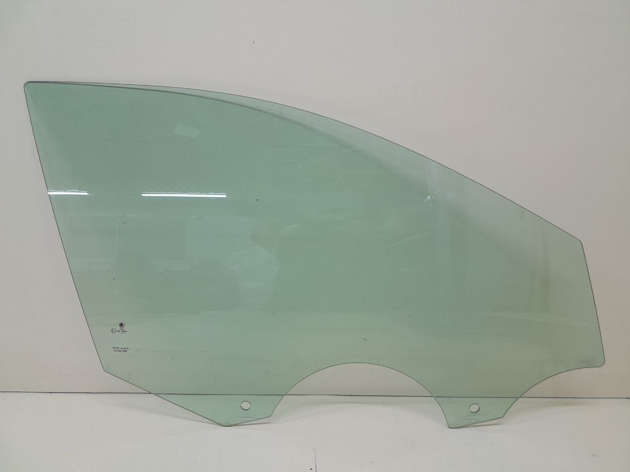 Стекло двери передней правой Skoda Rapid 2012-2020