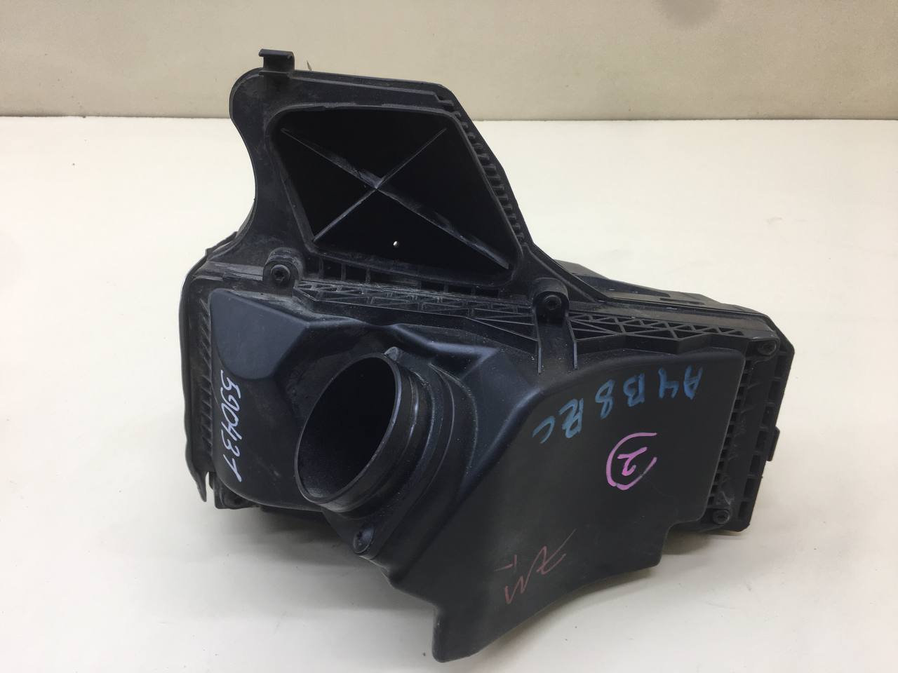 Корпус воздушного фильтра Audi A4 (B8) 2007-2011