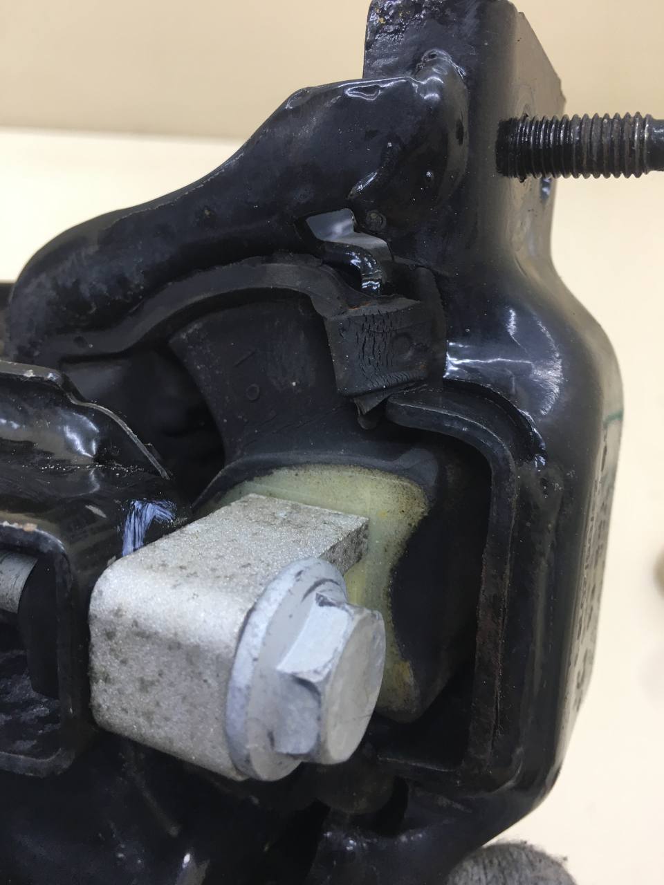 Опора КПП левая Volkswagen Polo (MK5) 2011-2020