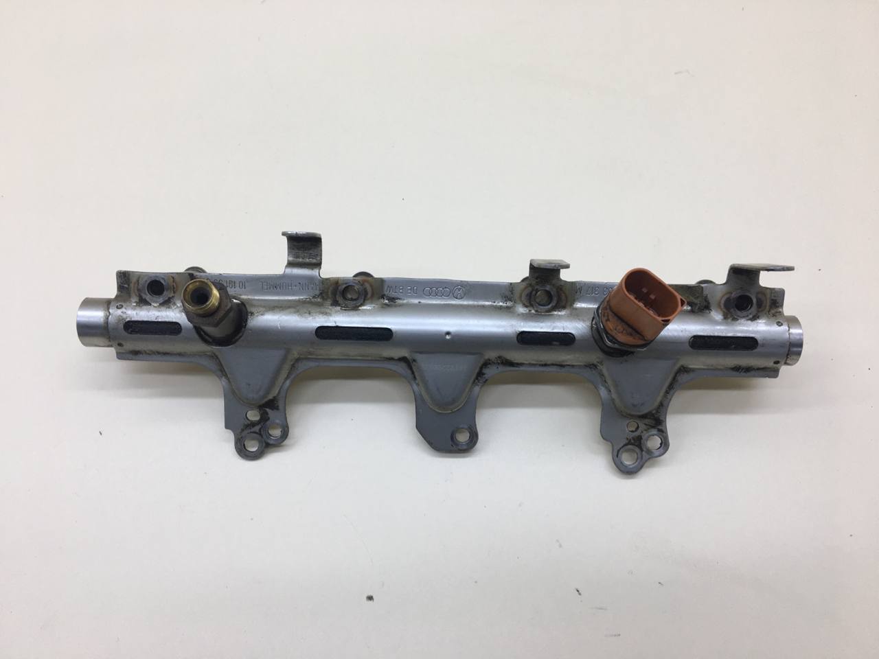 Рейка топливная (рампа) Volkswagen Passat B7 2011-2015 Рейка топливная (рампа) Volkswagen Passat B7 2011-2015