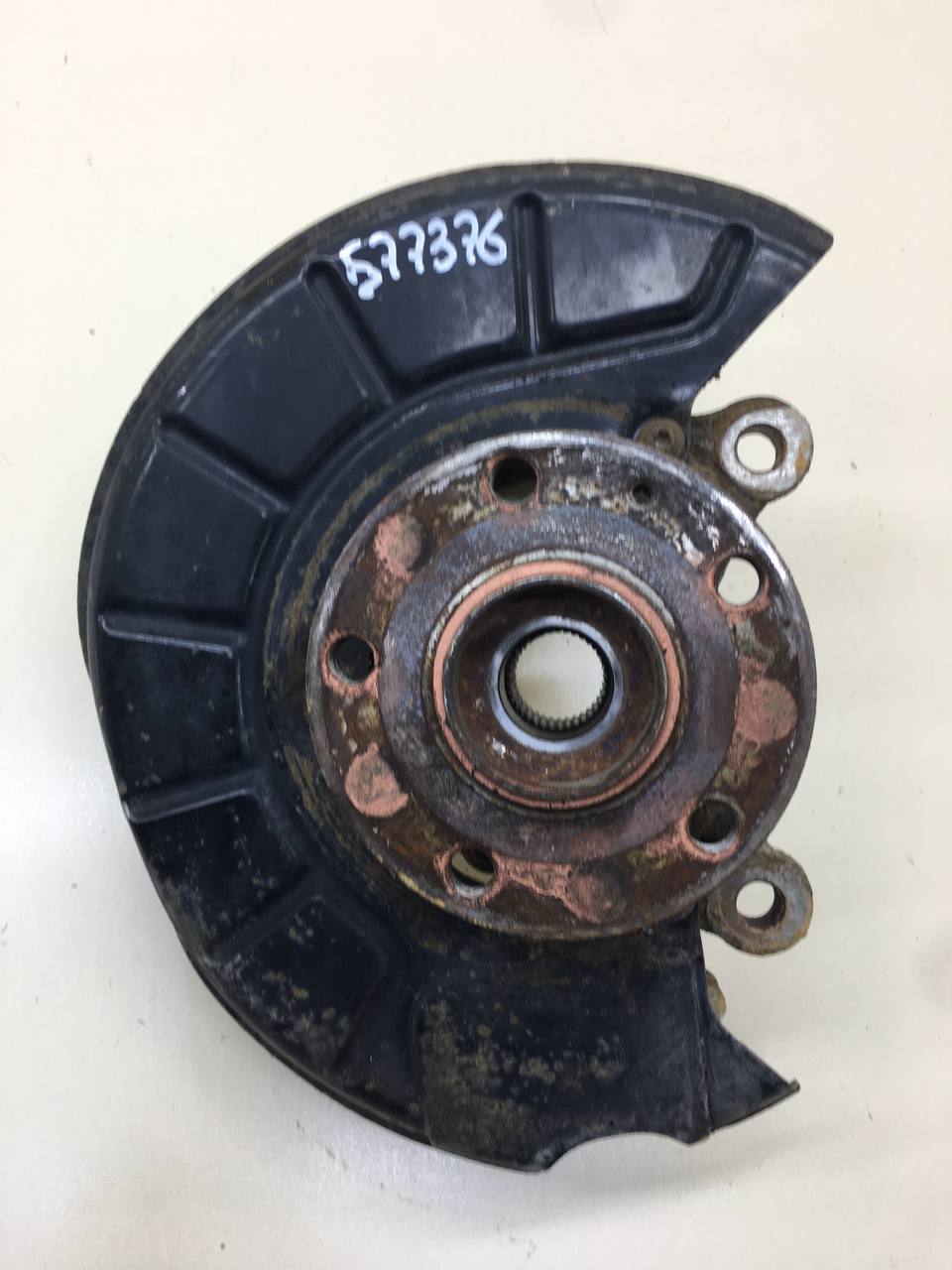 Кулак поворотный передний правый Volkswagen Tiguan (5N1) 2007-2011 Кулак поворотный передний правый Volkswagen Tiguan (5N1) 2007-2011
