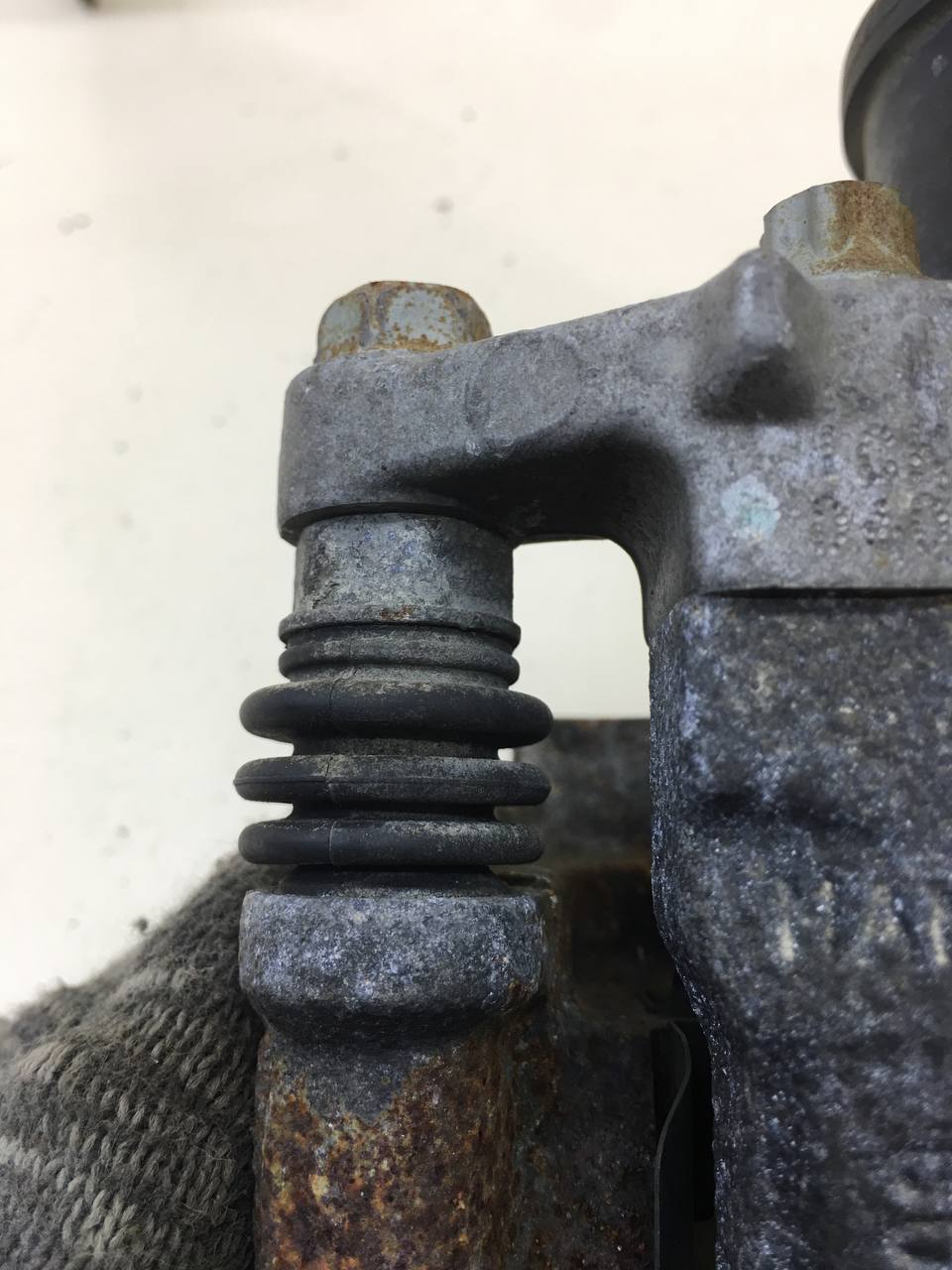 Суппорт задний правый Hyundai i40 (VF) 2011>