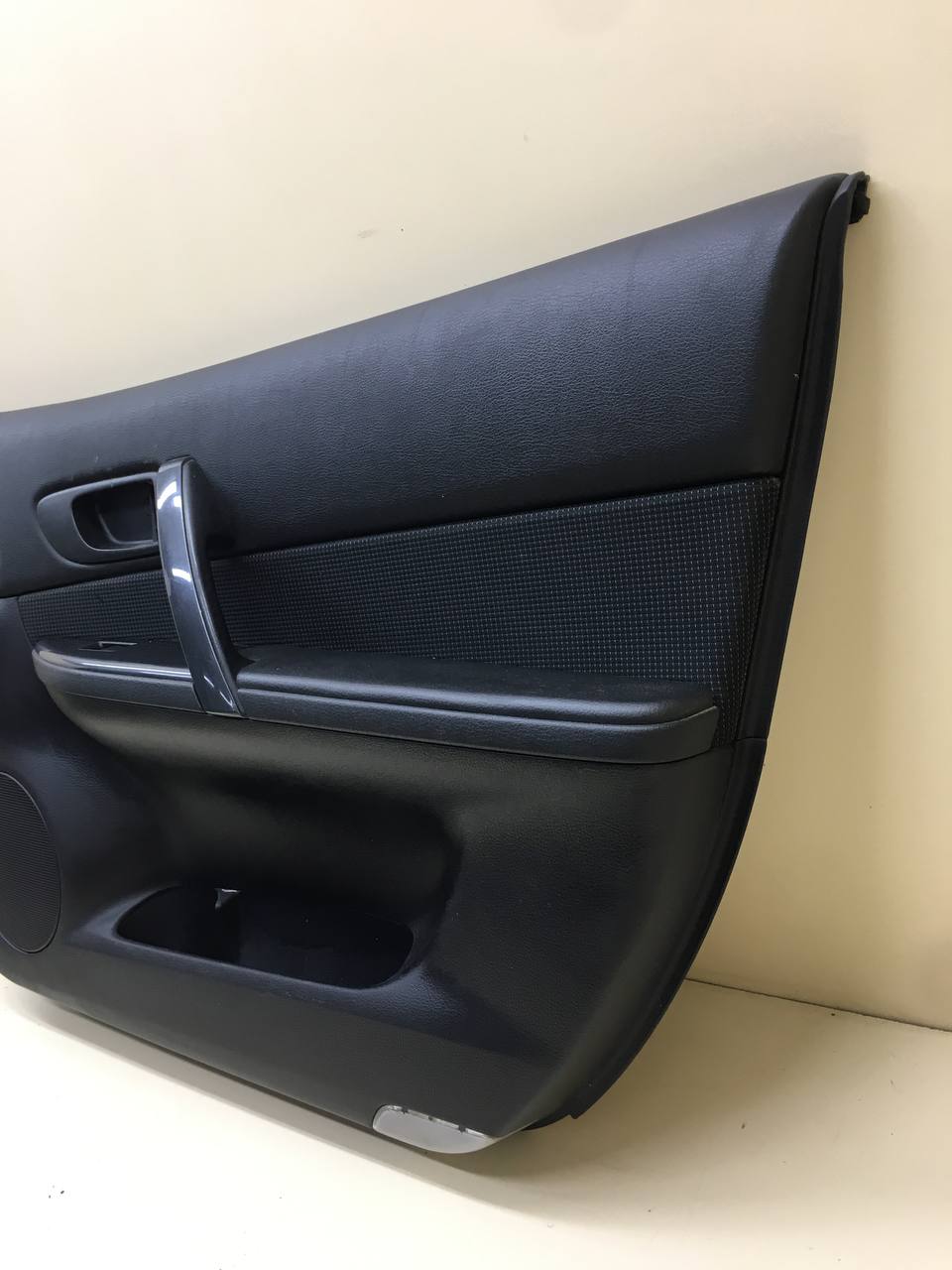Обшивка двери передней правой Mazda Mazda 6 (GG) 2002-2007