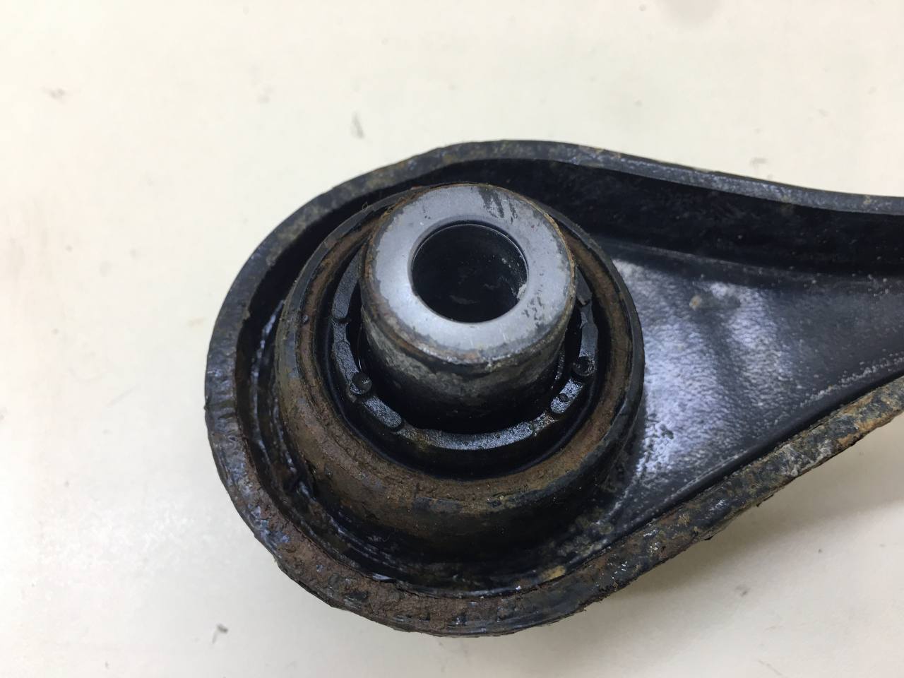 Тяга задняя поперечная правая Volkswagen Tiguan (5N1) 2007-2011 Тяга задняя поперечная правая Volkswagen Tiguan (5N1) 2007-2011