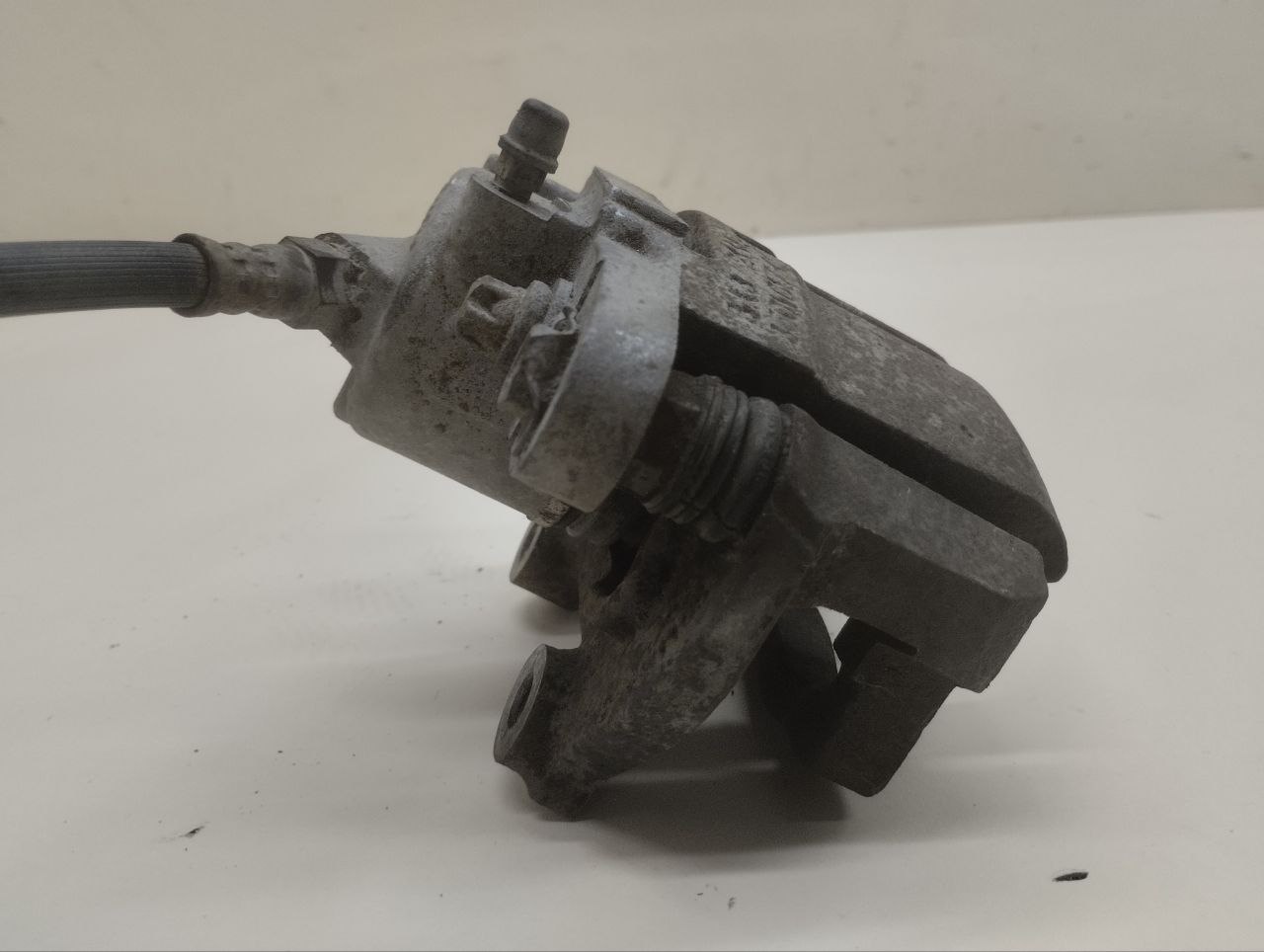 Суппорт передний правый Lada Granta 2011>