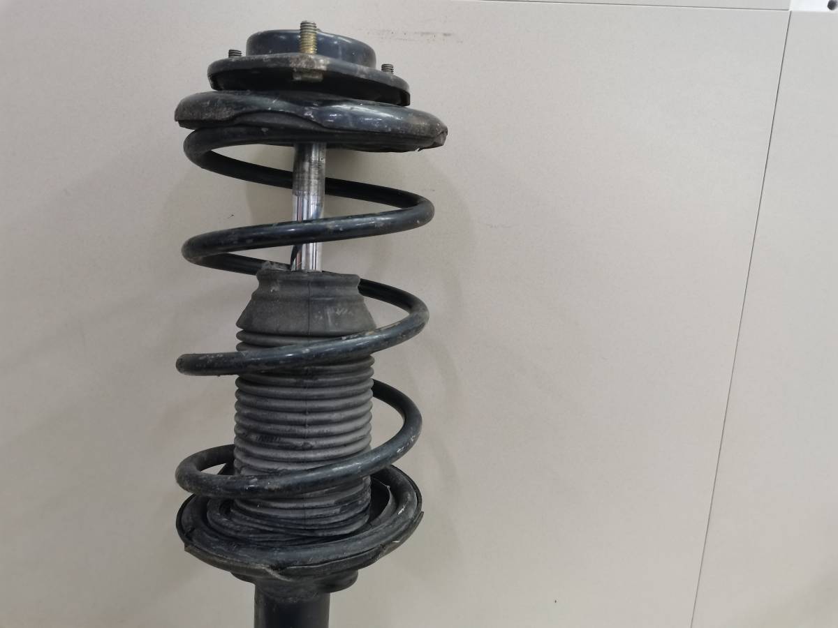 Амортизатор передний правый Nissan Presea R11 1995-1999 Амортизатор передний правый Nissan Presea R11 1995-1999