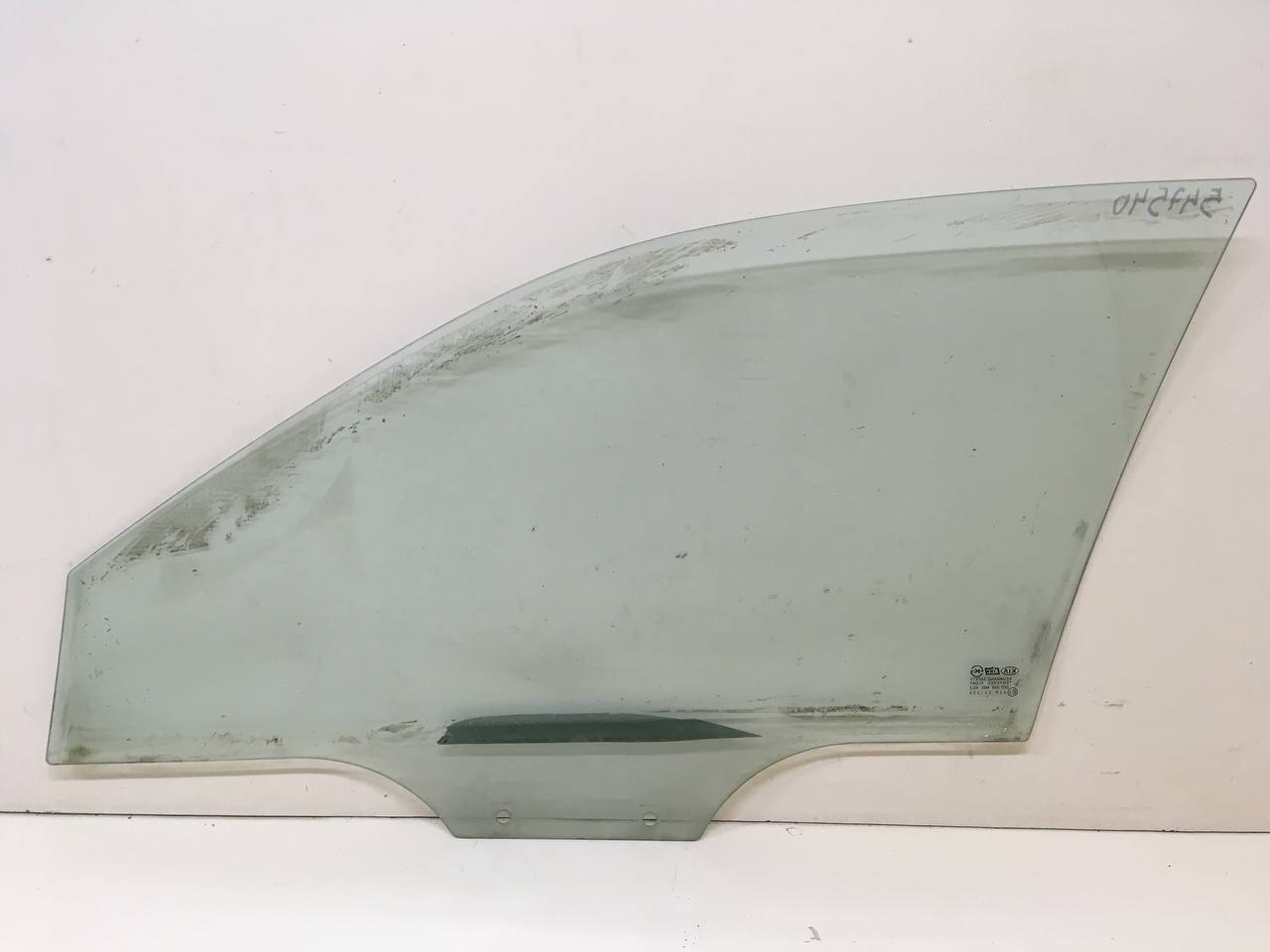 Стекло двери передней правой Kia Sephia 2001-2004