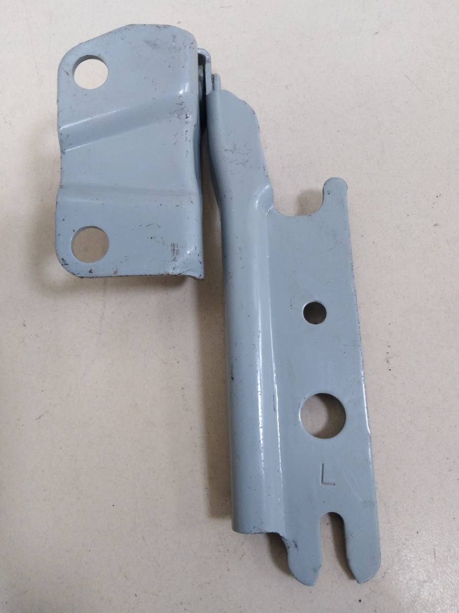 Петля капота левая Mazda BT-50 2006-2012