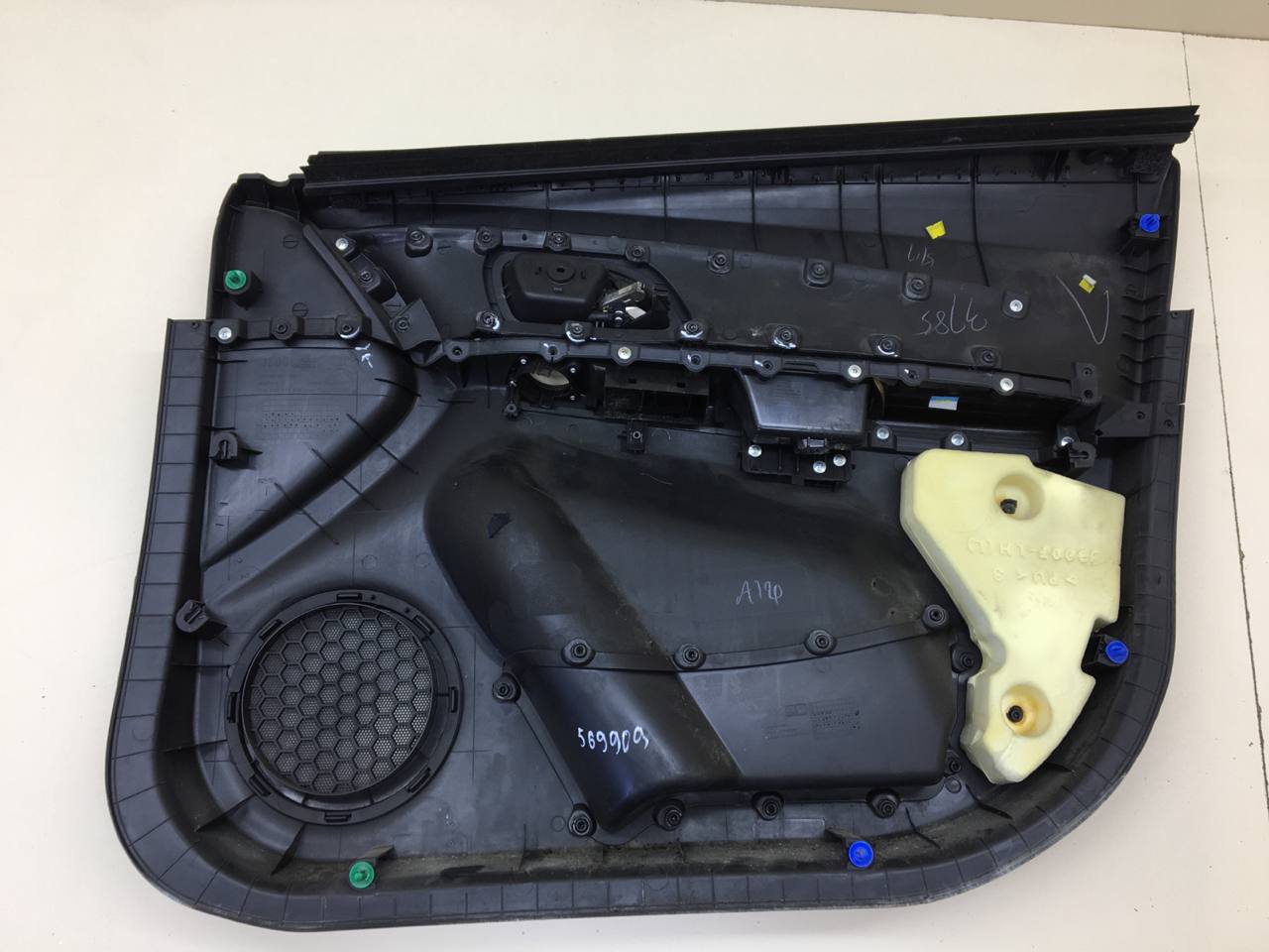 Обшивка двери передней левой Chevrolet Cruze (J300) 2009-2016