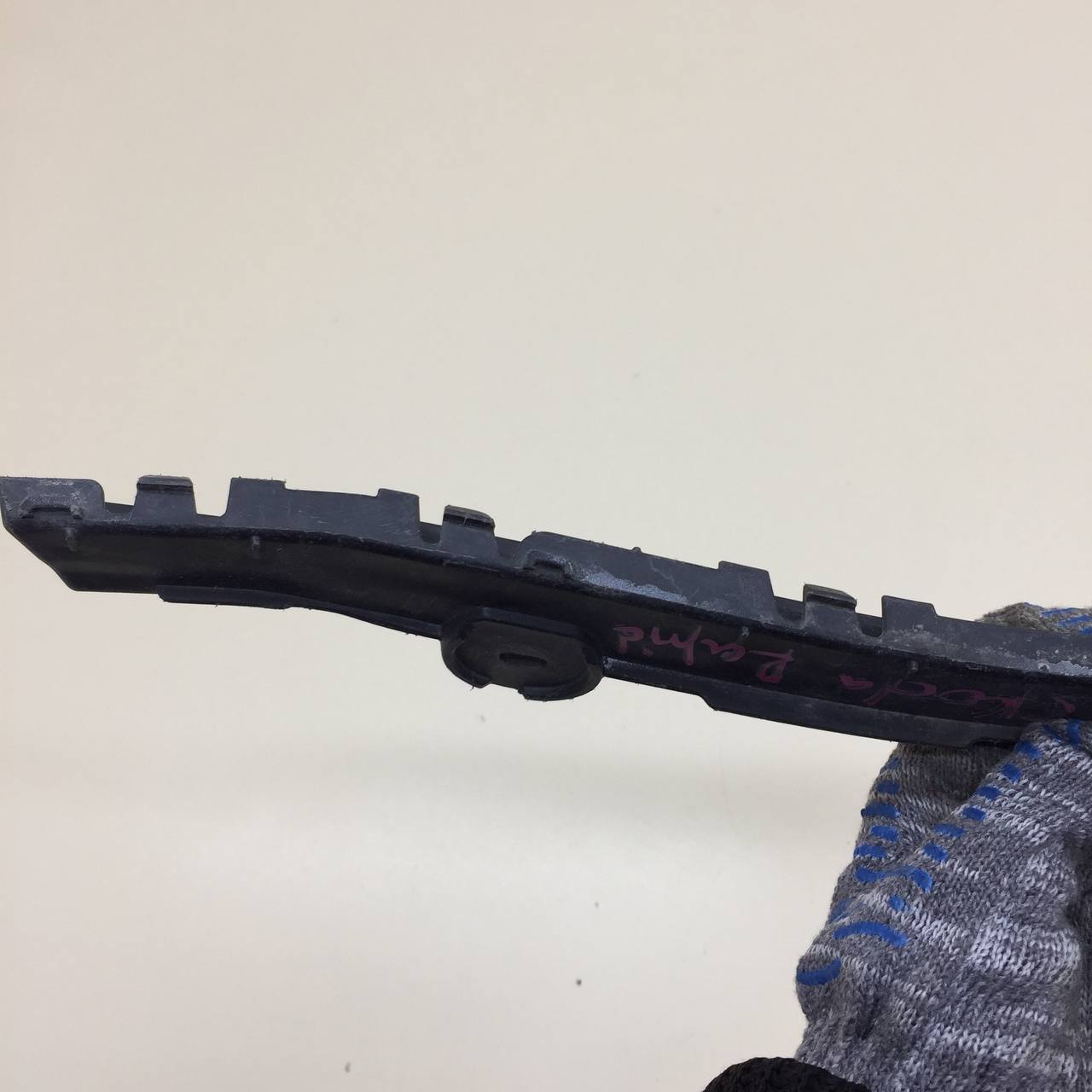 Кронштейн заднего бампера правый Skoda Rapid 2012-2020