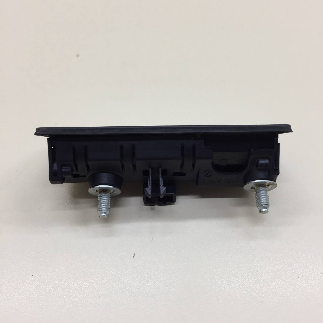 Кнопка открывания багажника Volkswagen Tiguan (5N1) 2007-2011 Кнопка открывания багажника Volkswagen Tiguan (5N1) 2007-2011