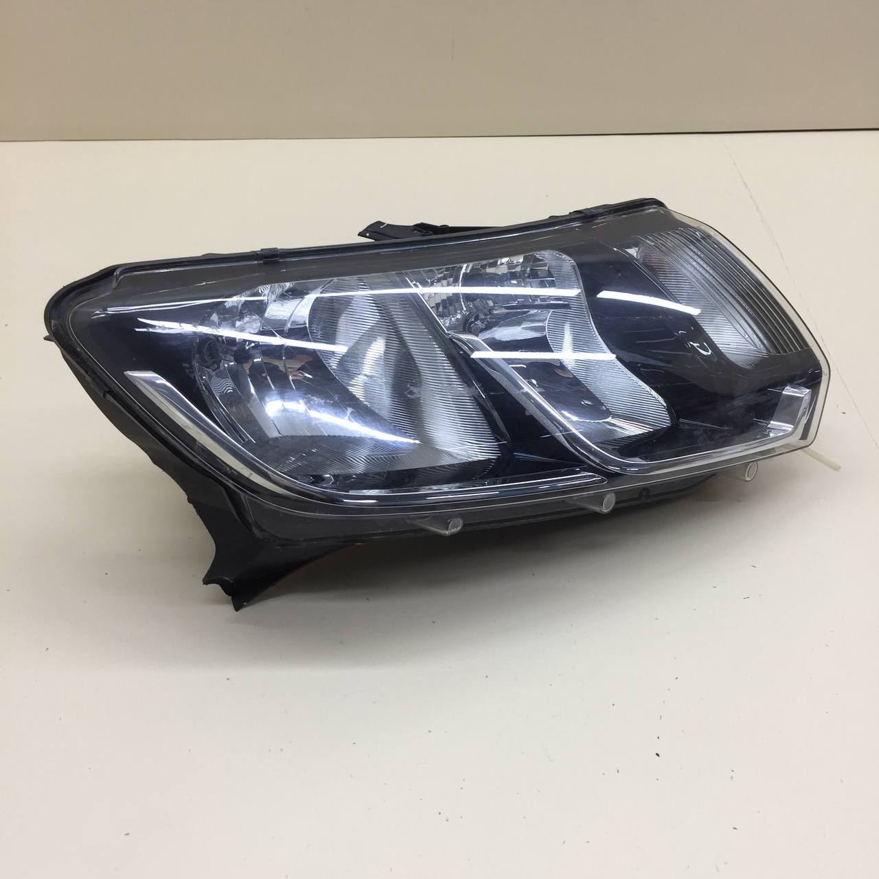 Фара правая Renault Sandero Stepway (5S) 2014-2022 Фара правая Renault Sandero Stepway (5S) 2014-2022