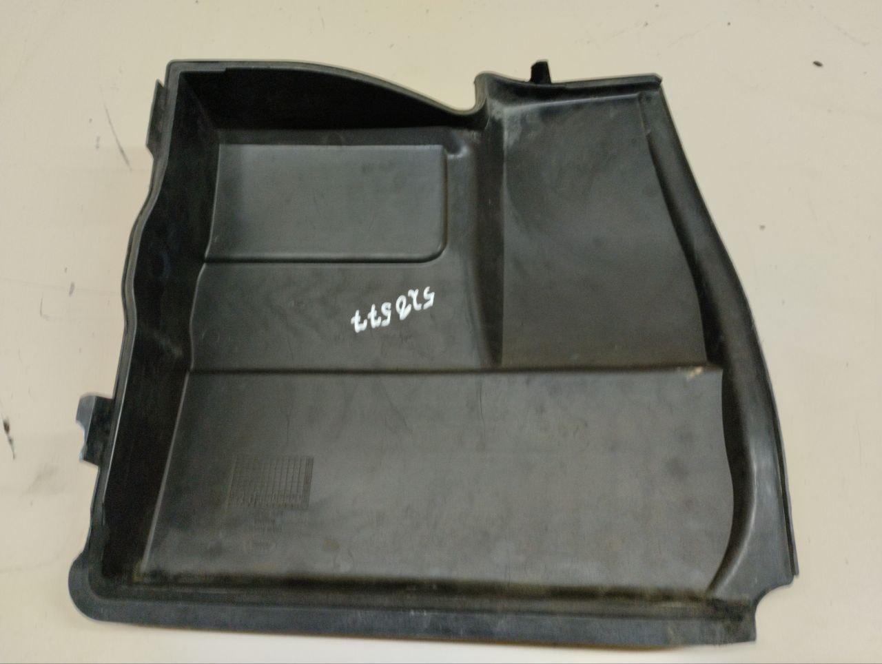 Крышка аккумулятора Land Rover Discovery 3 (L319) 2004-2009 Крышка аккумулятора Land Rover Discovery 3 (L319) 2004-2009