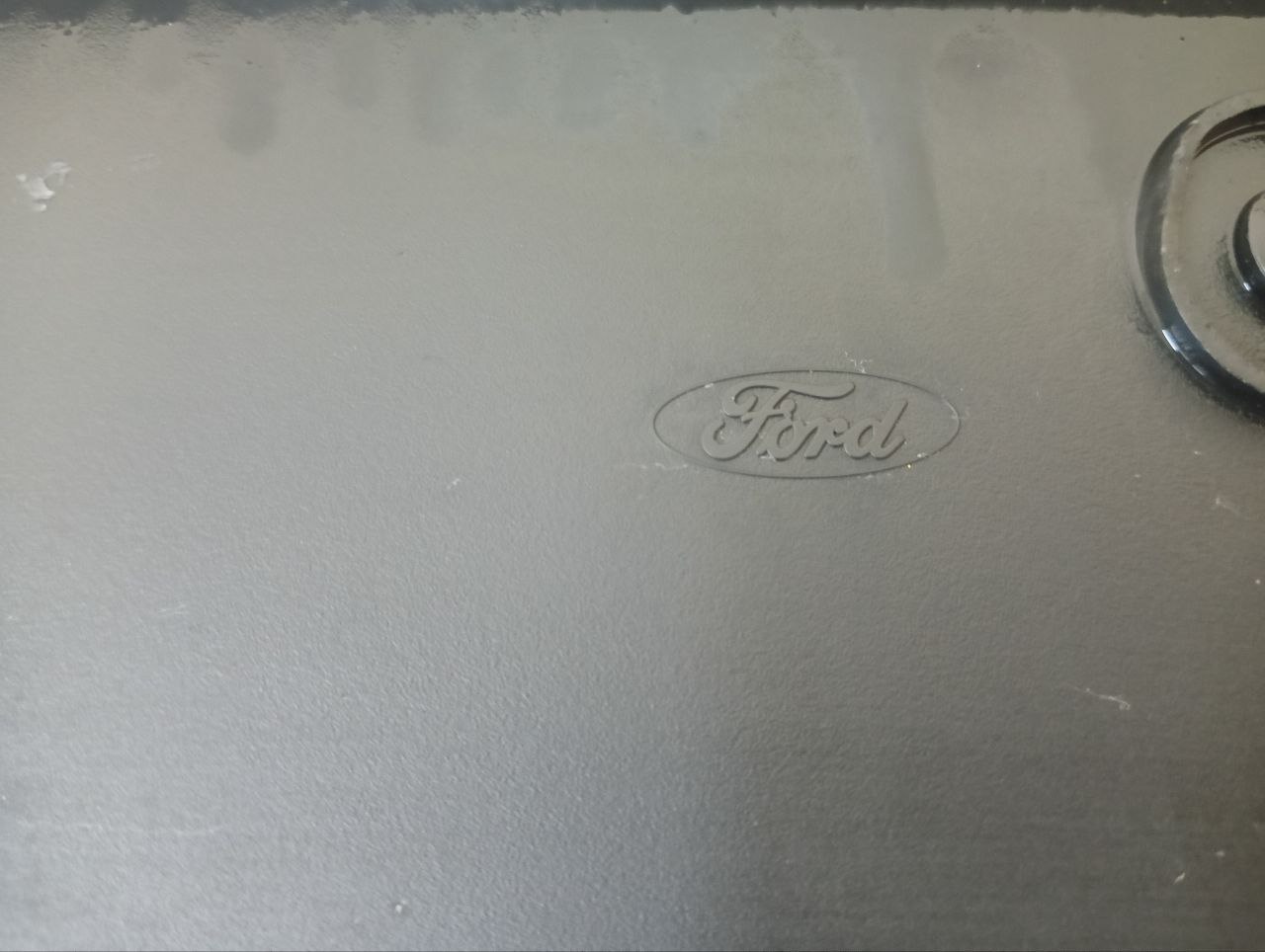 Решетка в бампер центральная Ford Focus 3 2011>