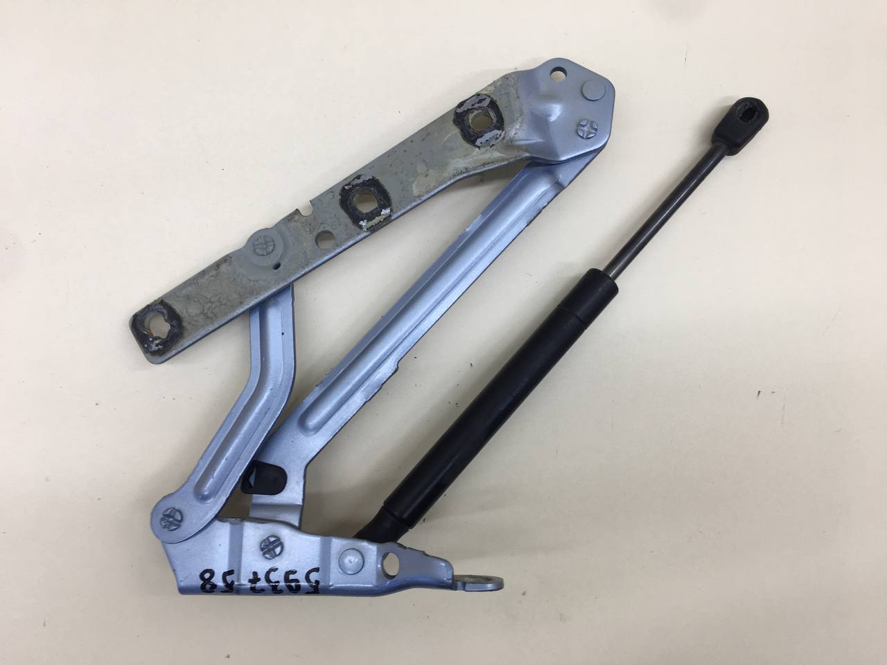Петля крышки багажника Ford Focus 2 (DA) 2005-2008 Петля крышки багажника Ford Focus 2 (DA) 2005-2008