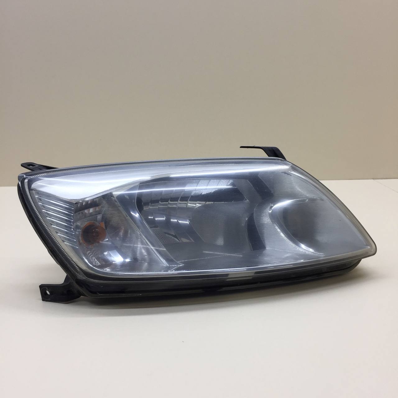 Фара правая Lada Granta 2011>