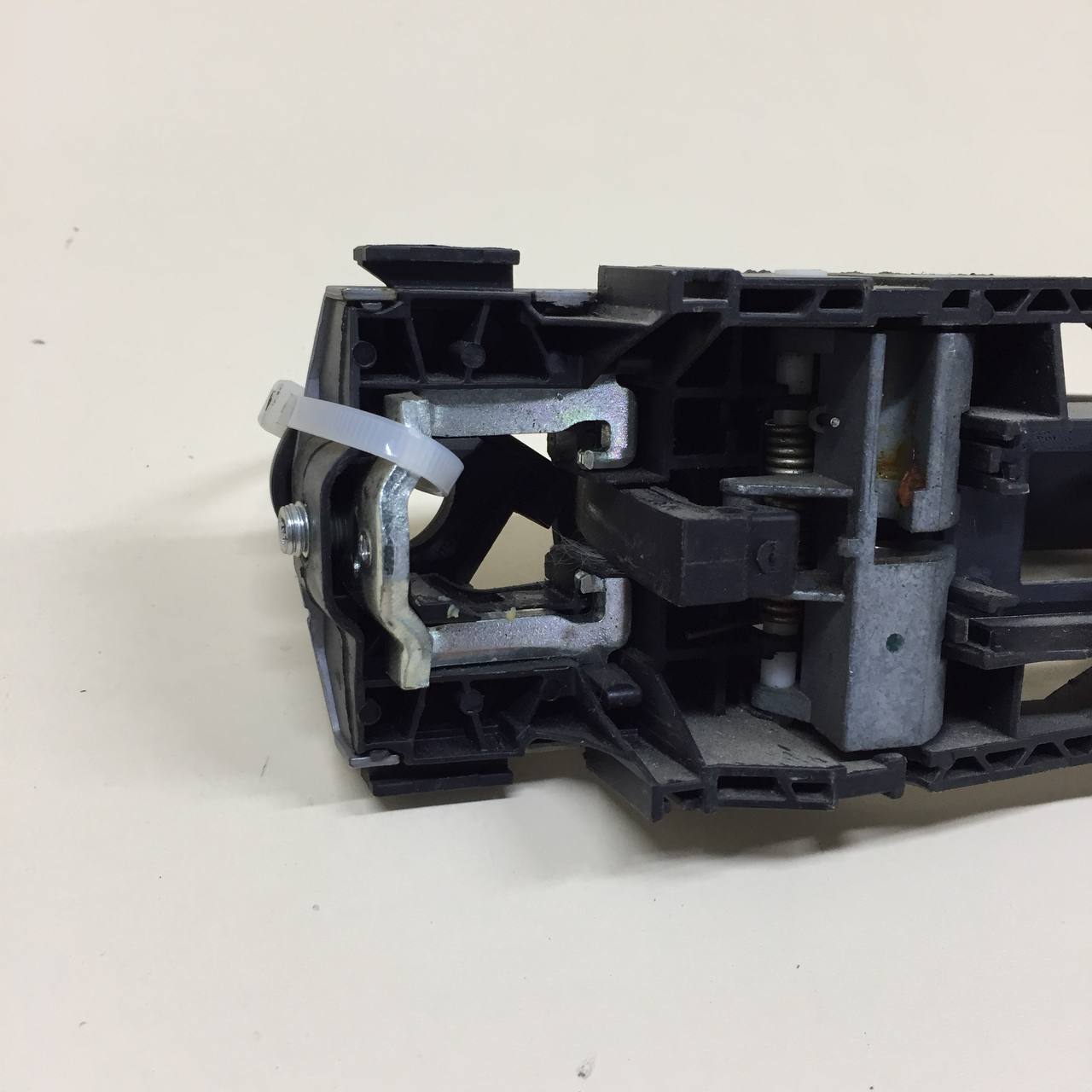 Ручка двери передней наружная левая Volkswagen Polo (MK5) 2011-2020 Ручка двери передней наружная левая Volkswagen Polo (MK5) 2011-2020