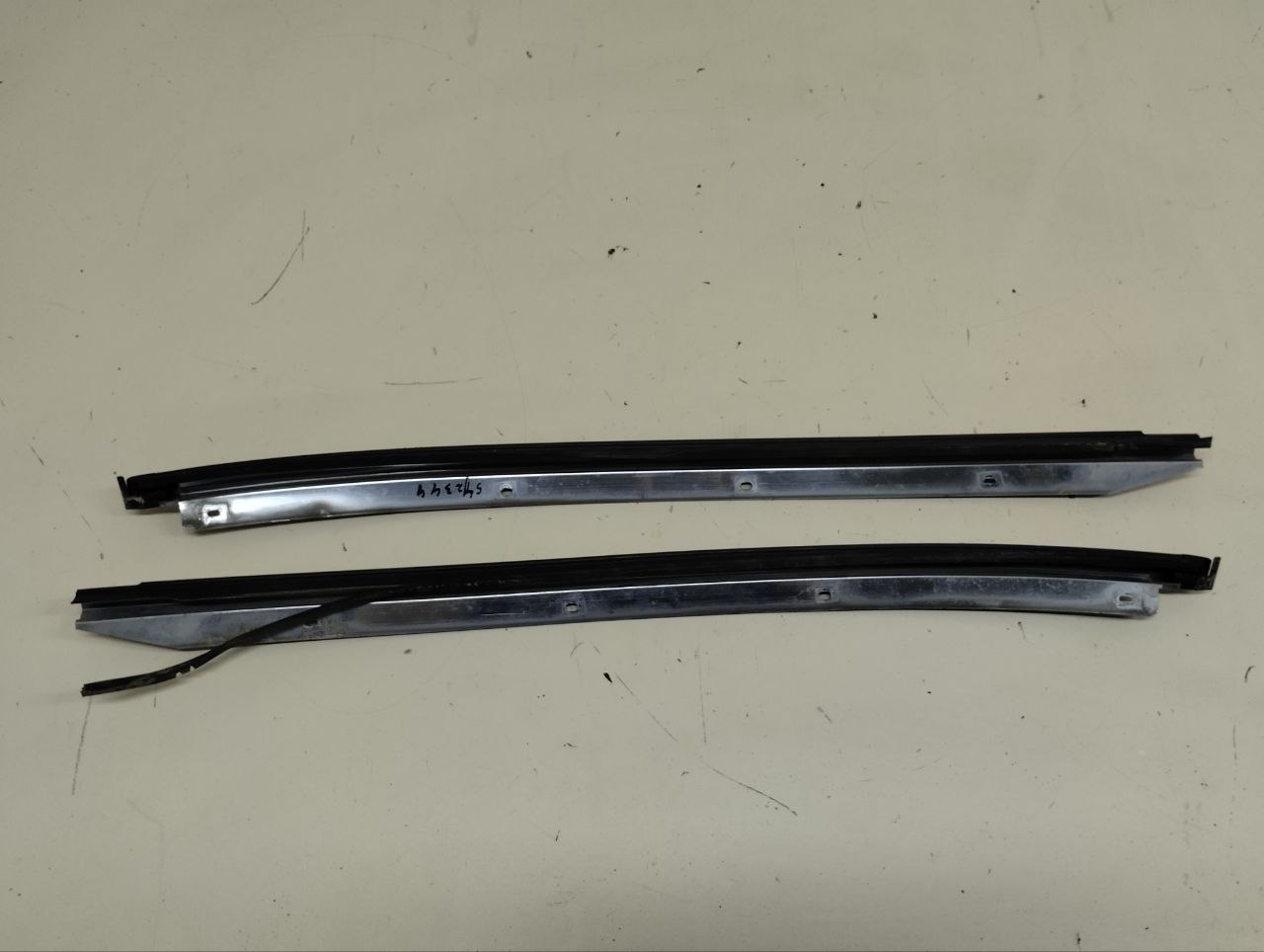 Молдинг лобового стекла Nissan Almera (N16) 2000-2006