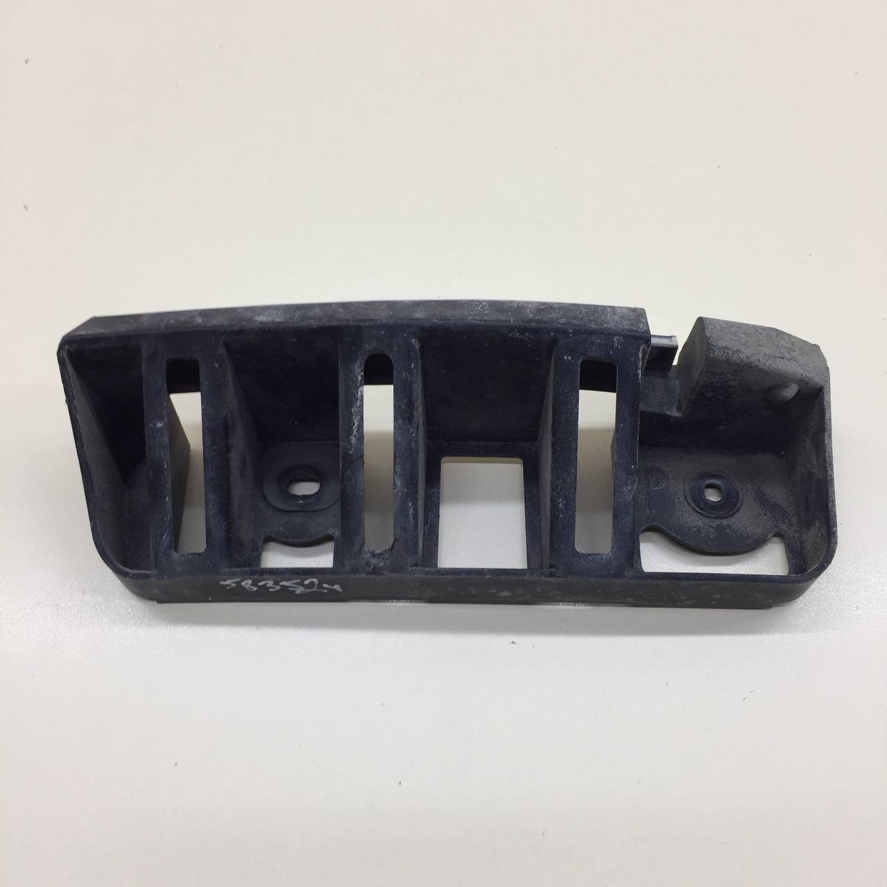 Кронштейн заднего бампера правый Skoda Rapid 2012-2020