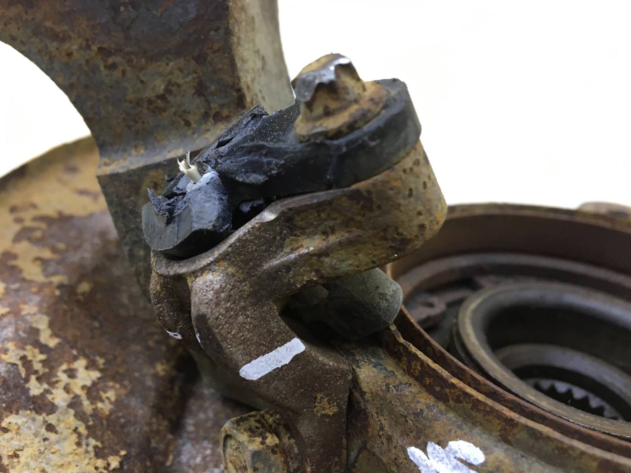 Кулак поворотный передний левый Lada Granta 2011>