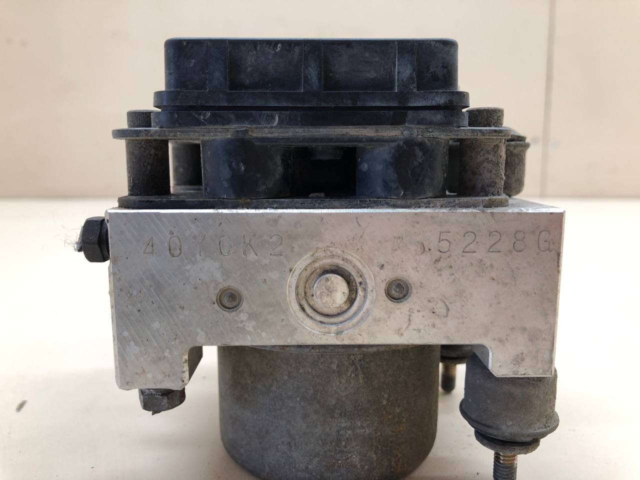 Блок ABS (насос) Mitsubishi Lancer 9  (CS/Classic) 2000-2011