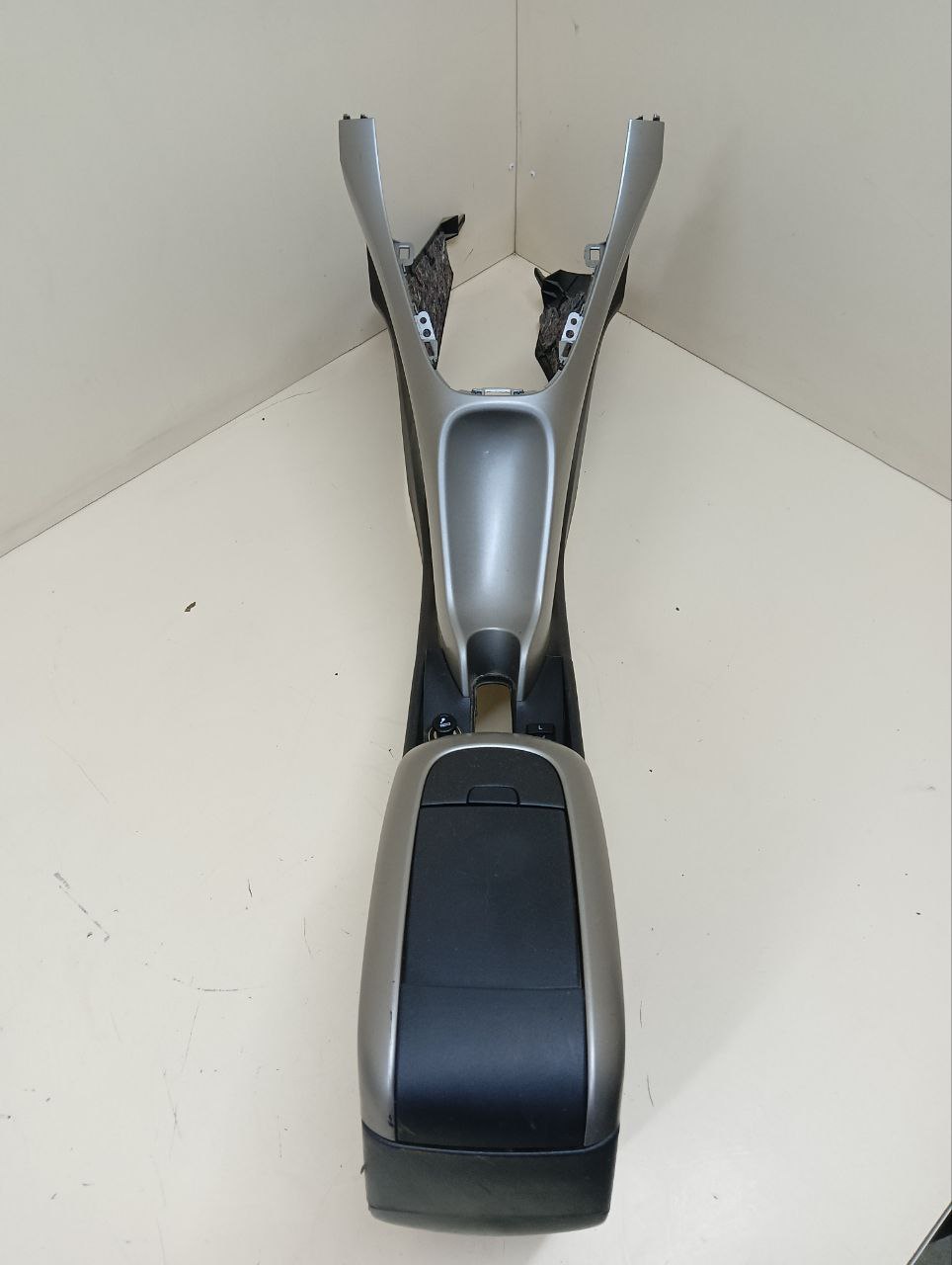 Консоль центральная Toyota Auris (E150) 2006-2012