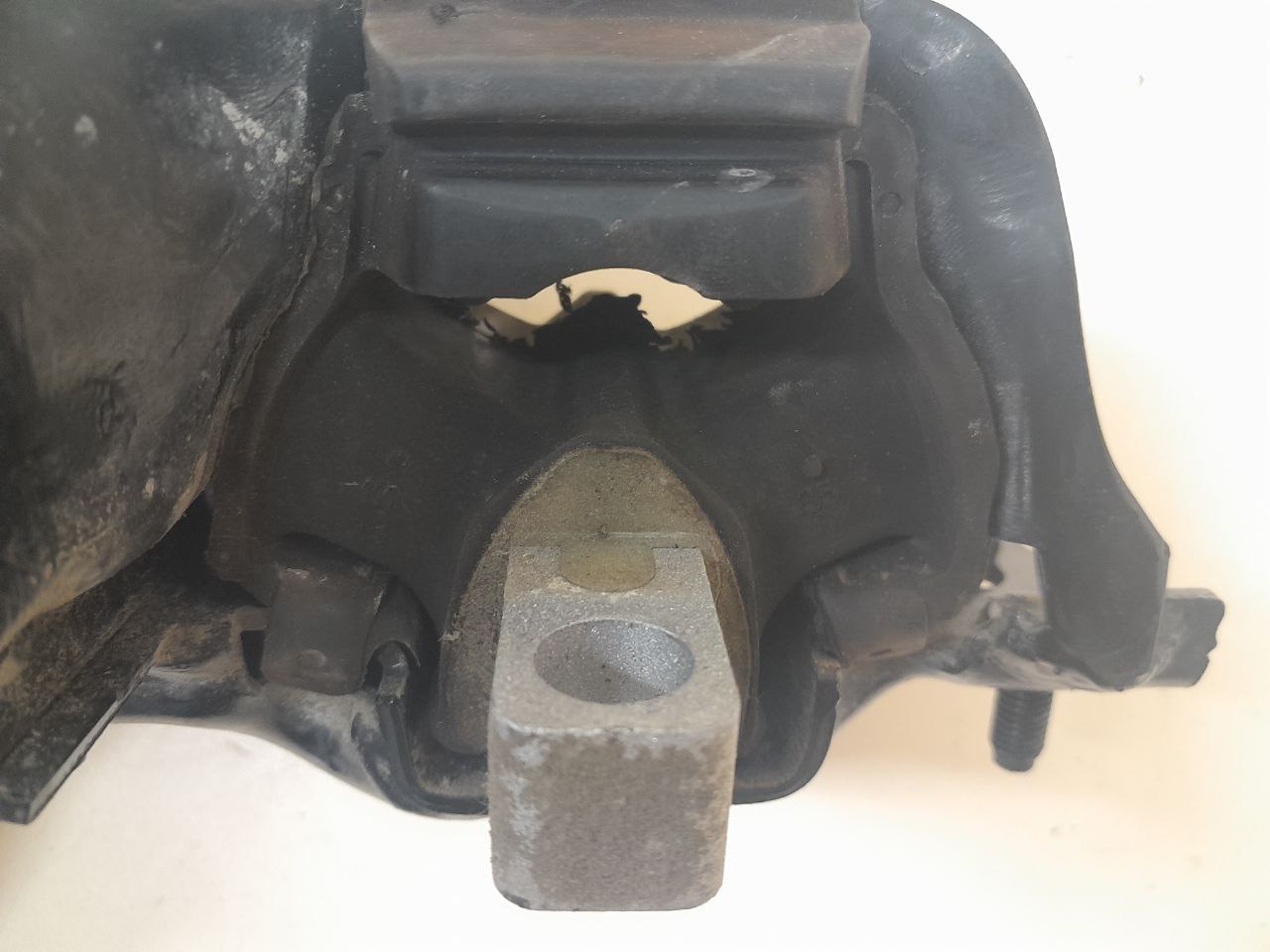 Опора КПП левая Volkswagen Polo (MK5) 2011-2020 Опора КПП левая Volkswagen Polo (MK5) 2011-2020