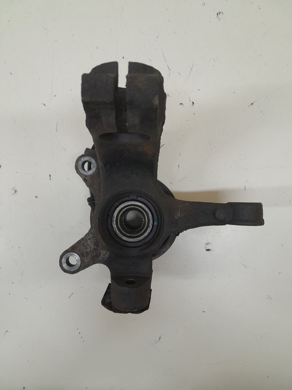 Кулак поворотный передний правый Peugeot 107 2006-2014