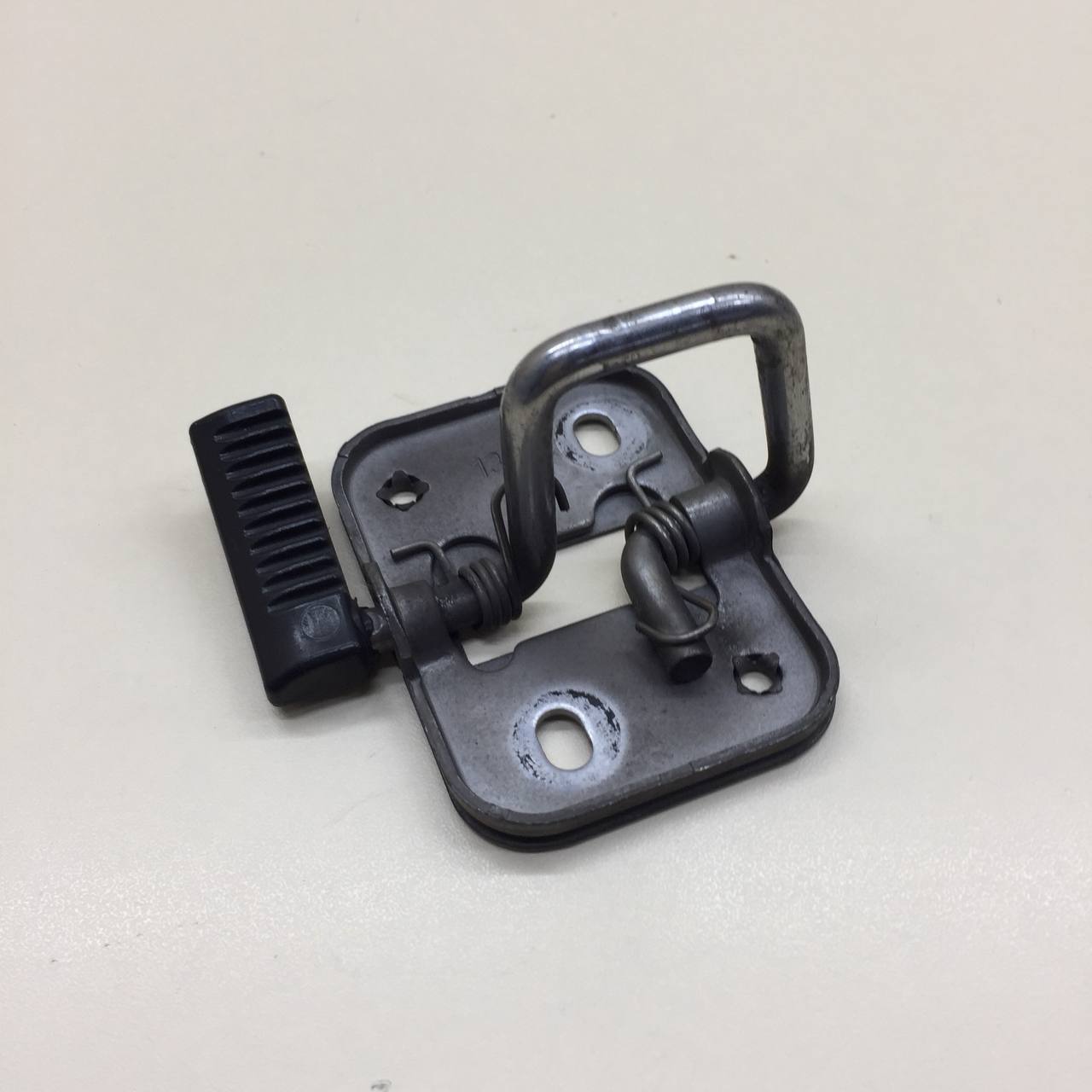 Крючок капота Volkswagen Jetta (A6) 2010-2019 Крючок капота Volkswagen Jetta (A6) 2010-2019