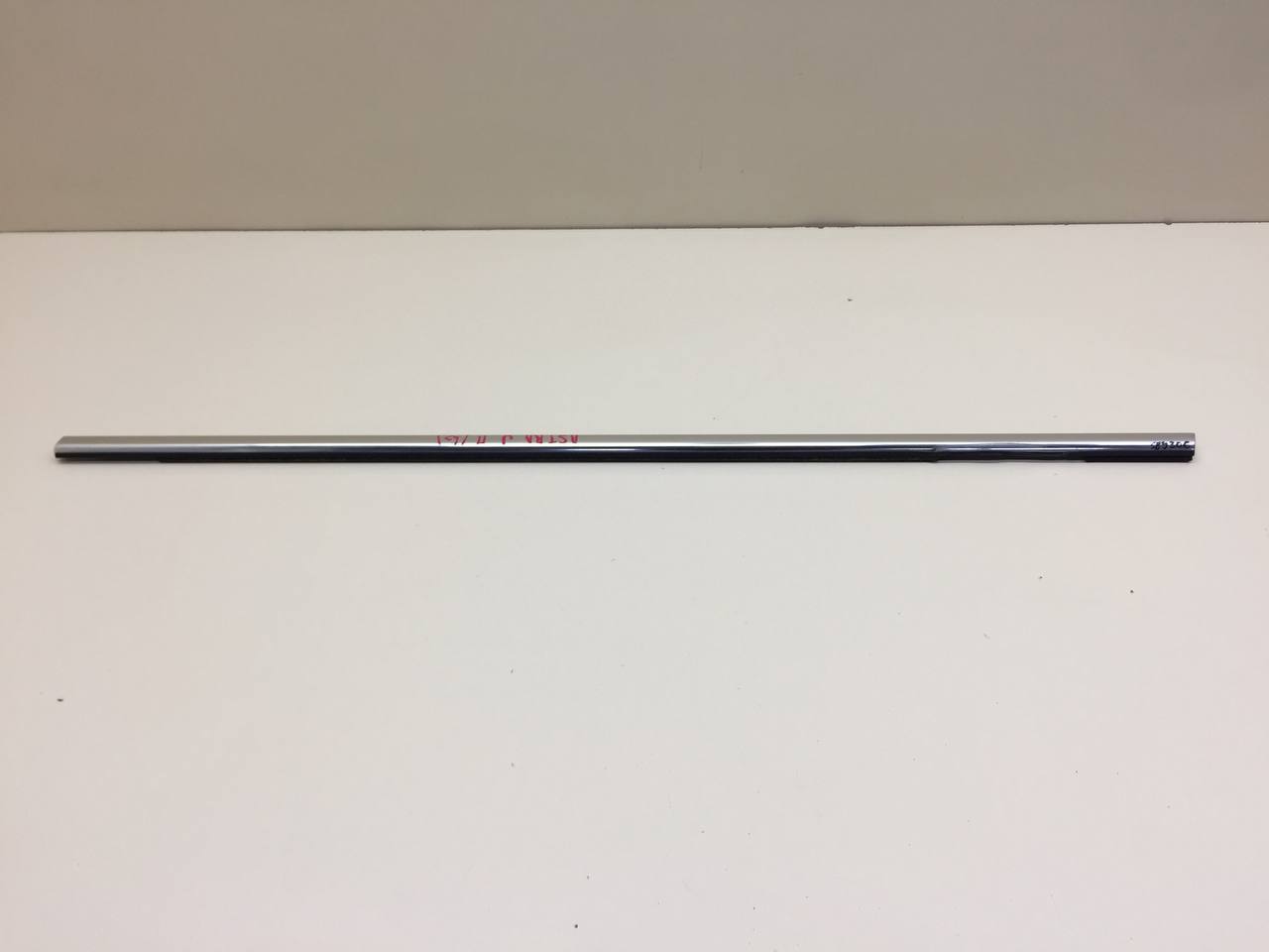 Накладка стекла переднего левого Opel Astra J 2010-2017