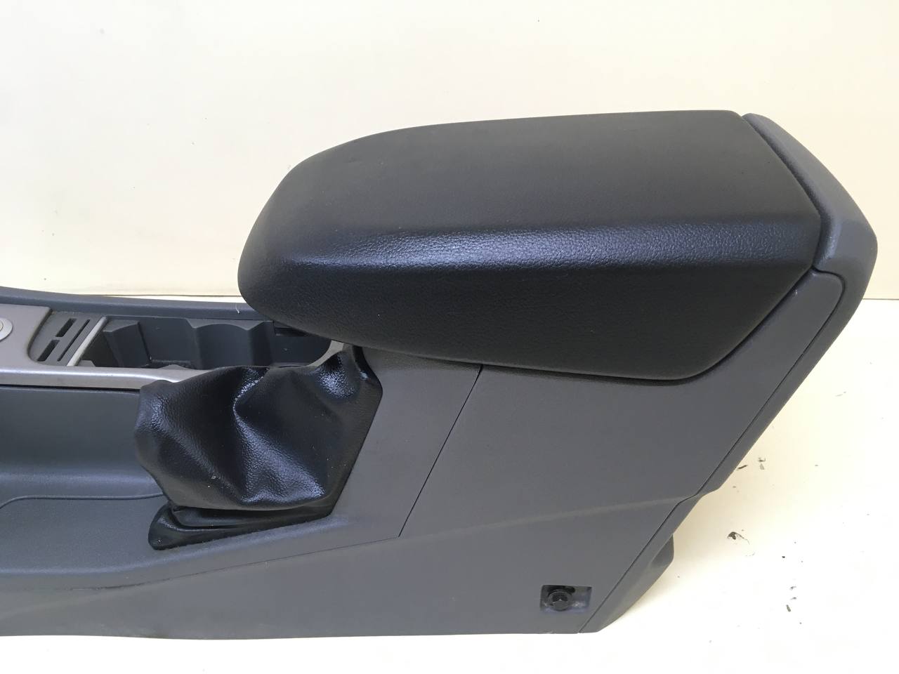 Консоль центральная Ford Focus 2 (DB) 2008-2011 Консоль центральная Ford Focus 2 (DB) 2008-2011