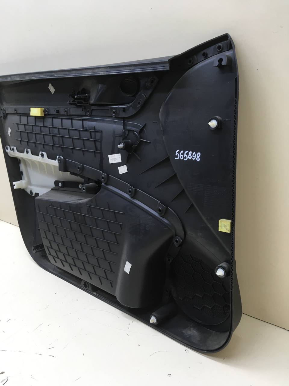 Обшивка двери передней правой Skoda Rapid 2012-2020