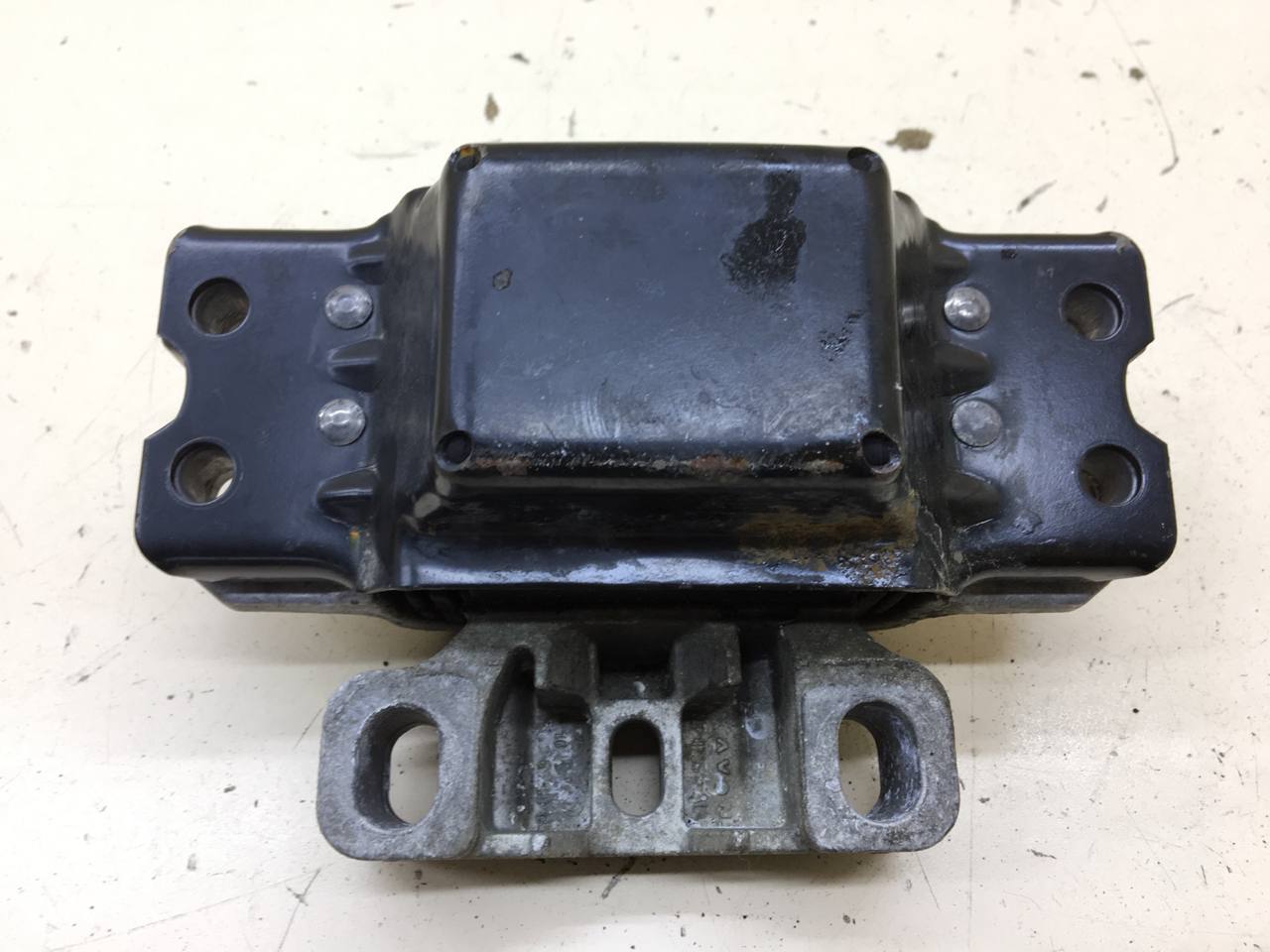 Опора КПП левая Volkswagen Passat B7 2011-2015