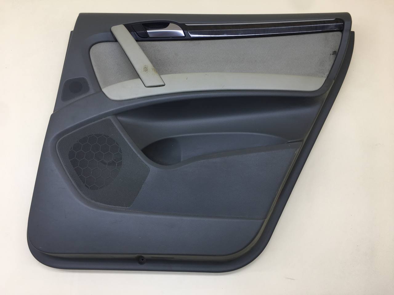 Обшивка двери задней правой Audi Q7 (4L) 2005-2015