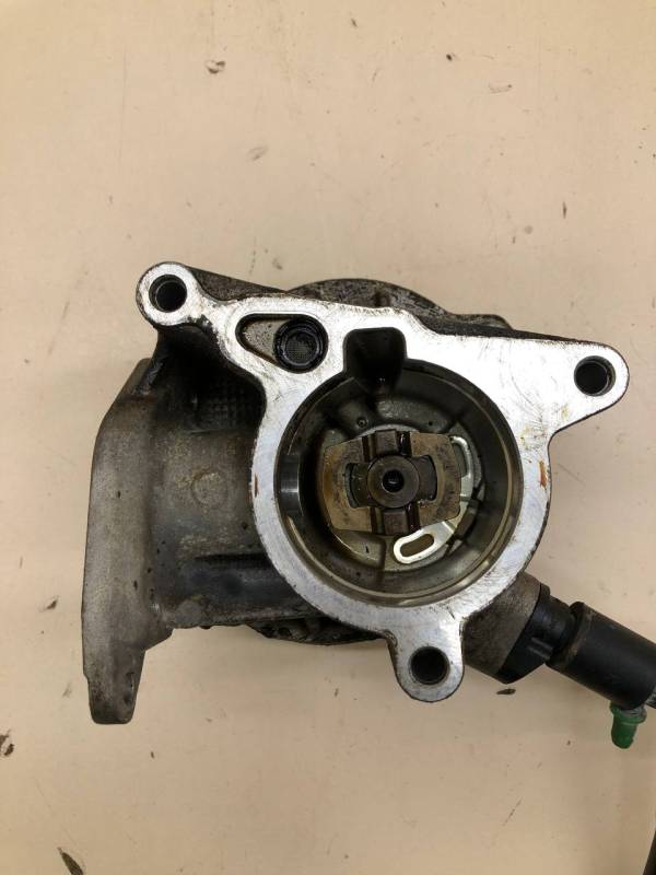 Насос вакуумный Volkswagen Tiguan (5N1) 2007-2011 Насос вакуумный Volkswagen Tiguan (5N1) 2007-2011
